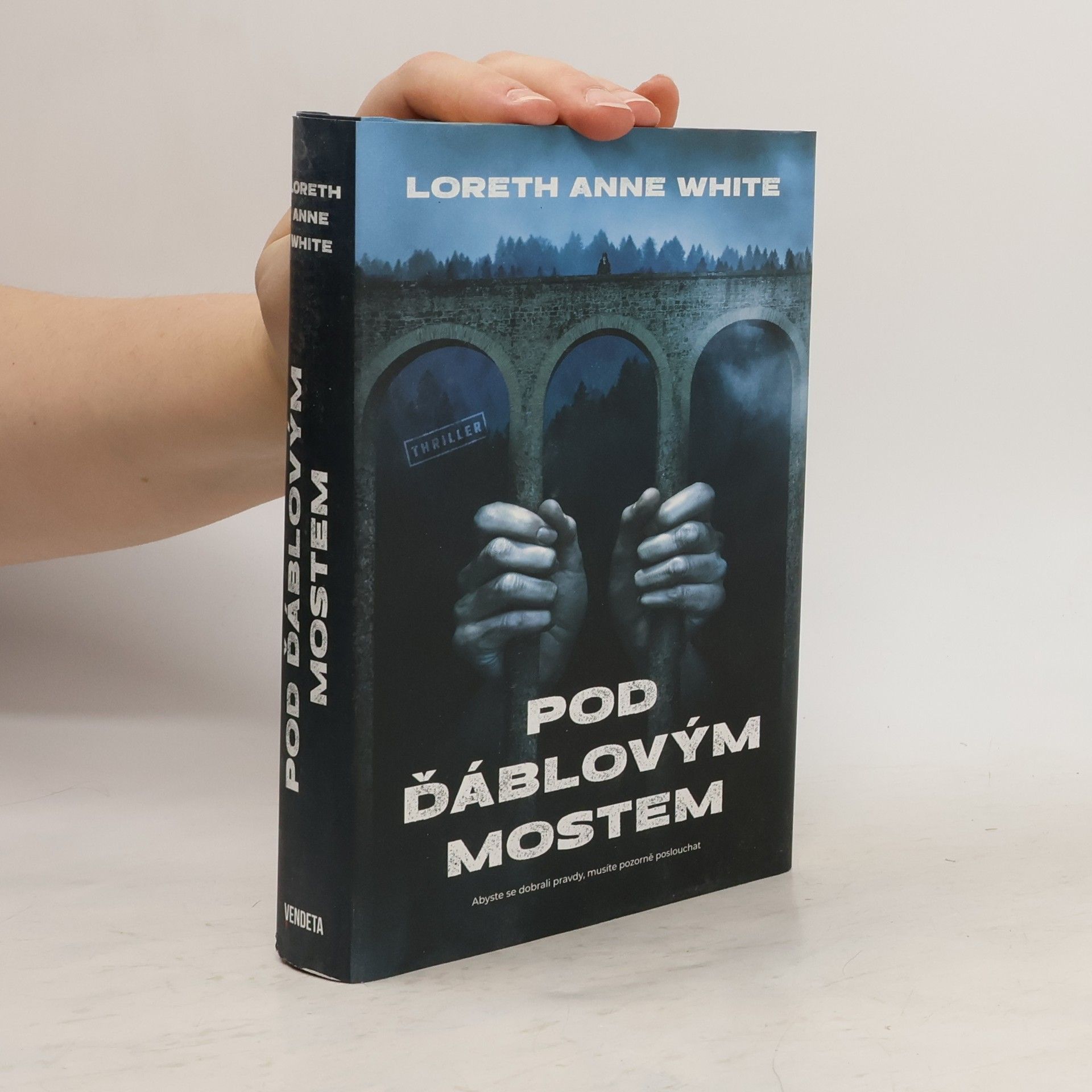 Loreth Anne White Pod ďáblovým mostem