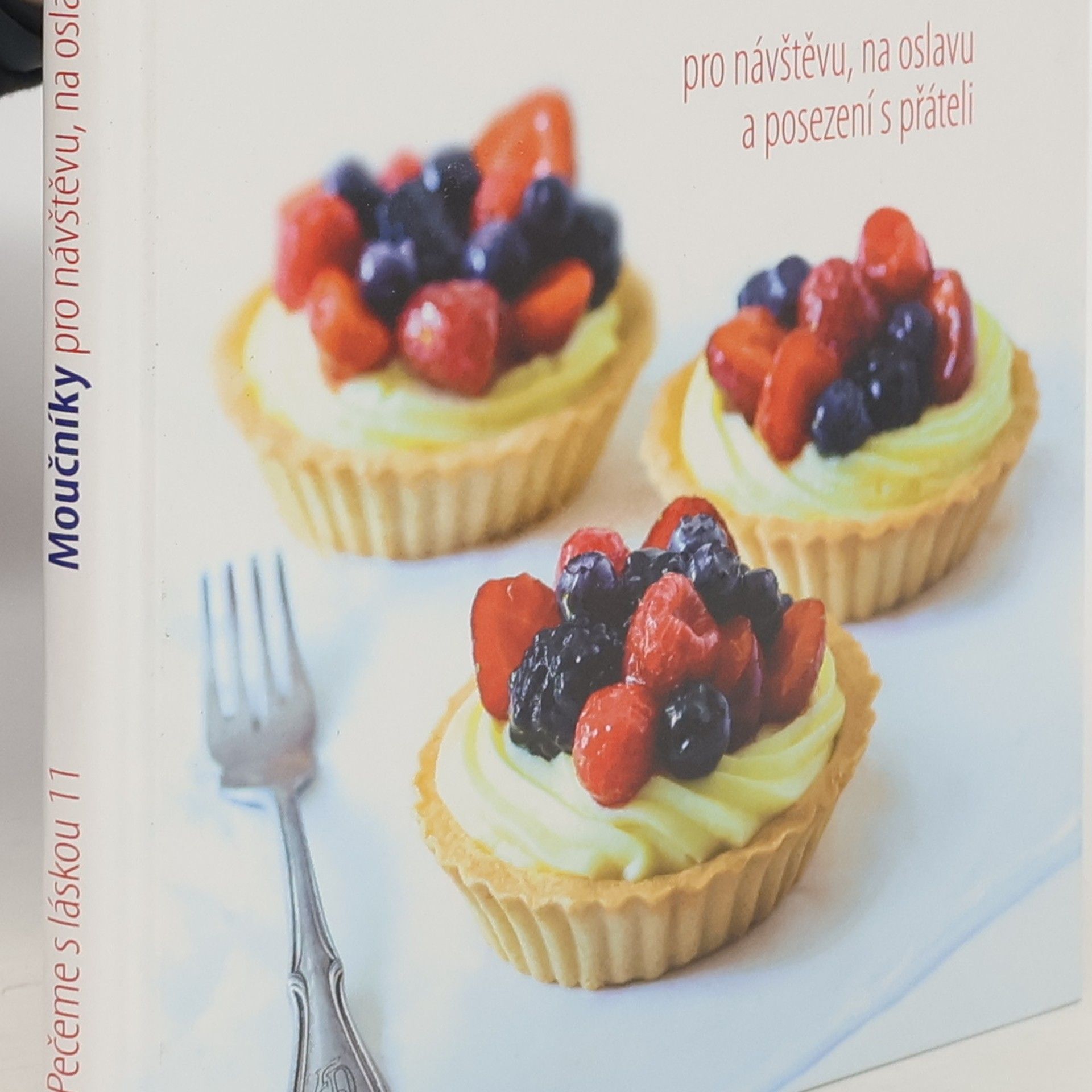 Pečeme s láskou 11. Moučníky pro návštěvu, na oslavu a posezení s přáteli