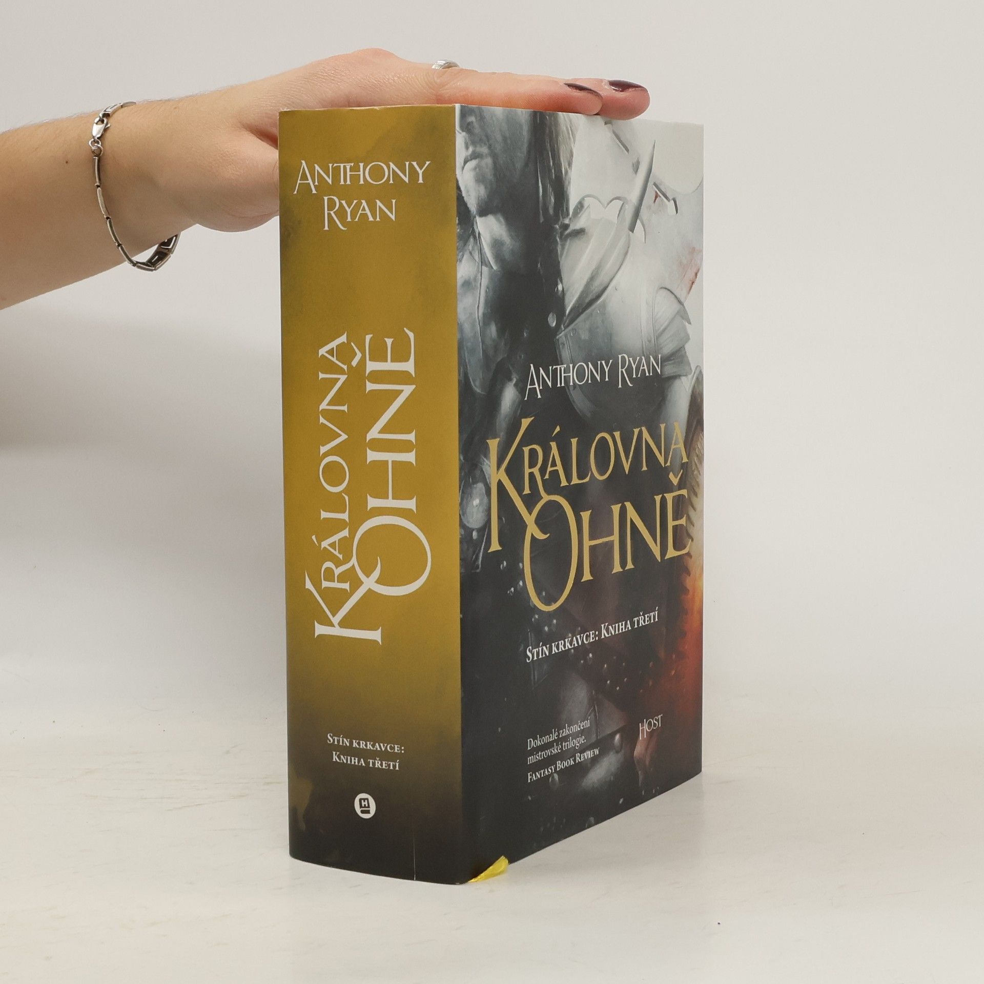 Anthony Ryan Královna ohně : stín krkavce. Kniha třetí