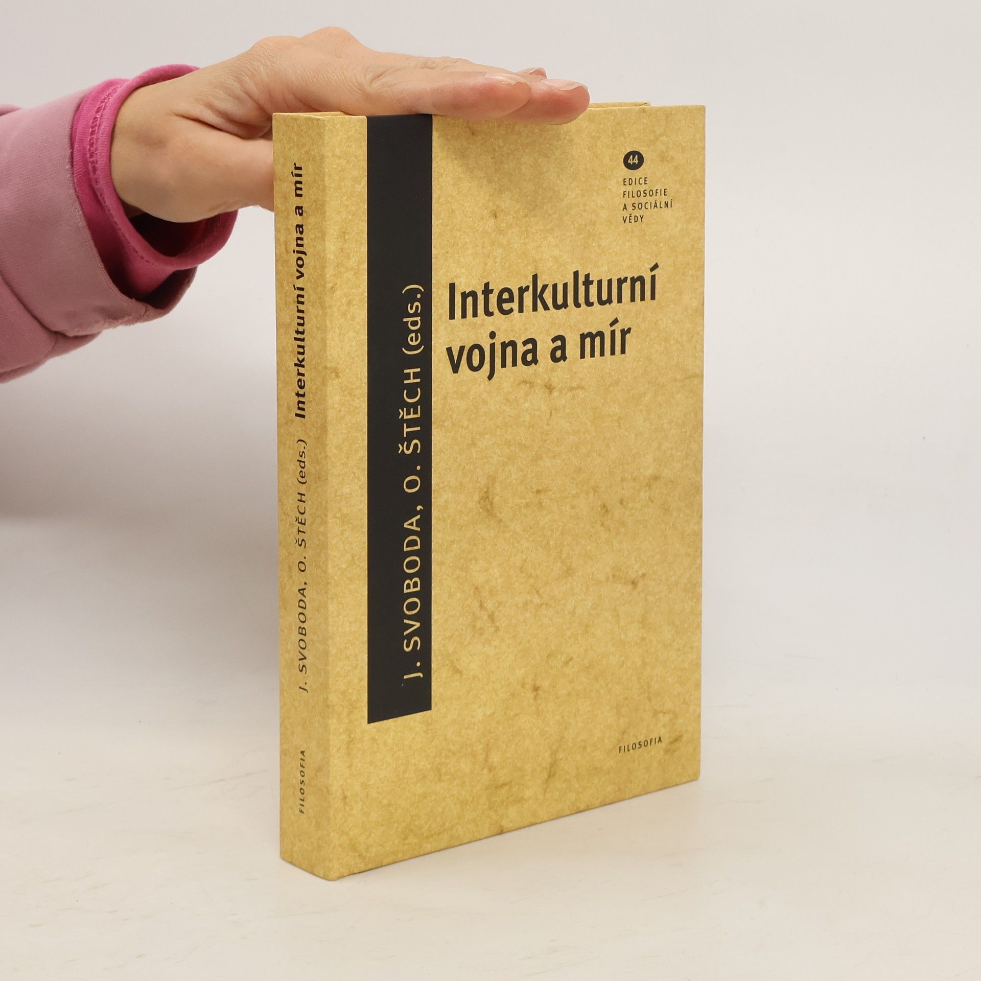 Interkulturní vojna a mír