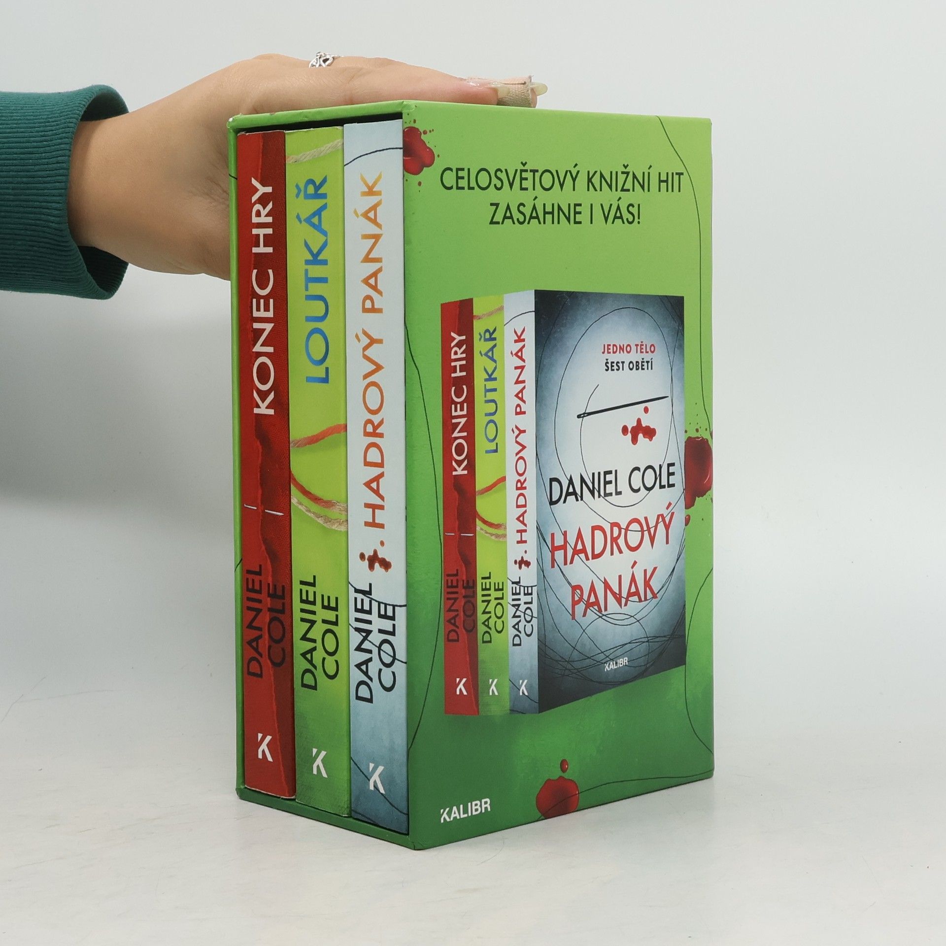 3 x Daniel Cole. Hadrový panák. Loutkář. Konec hry.