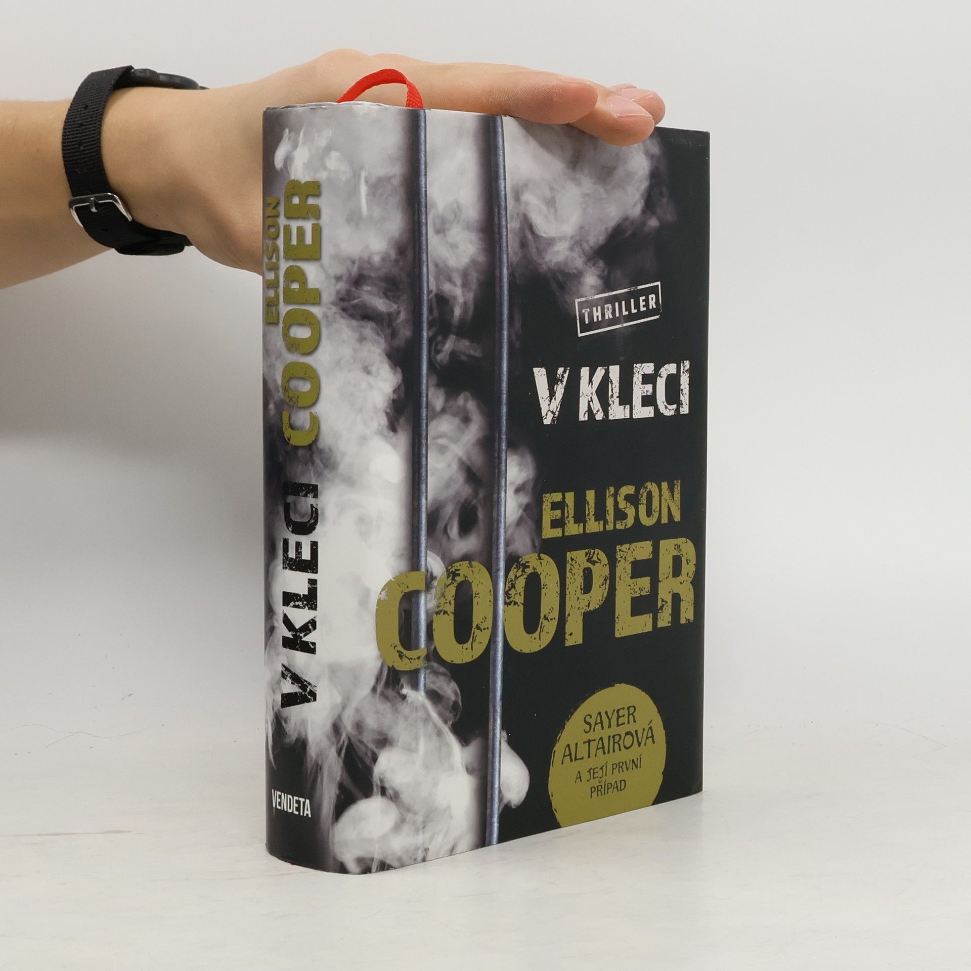 Ellison Cooper V kleci