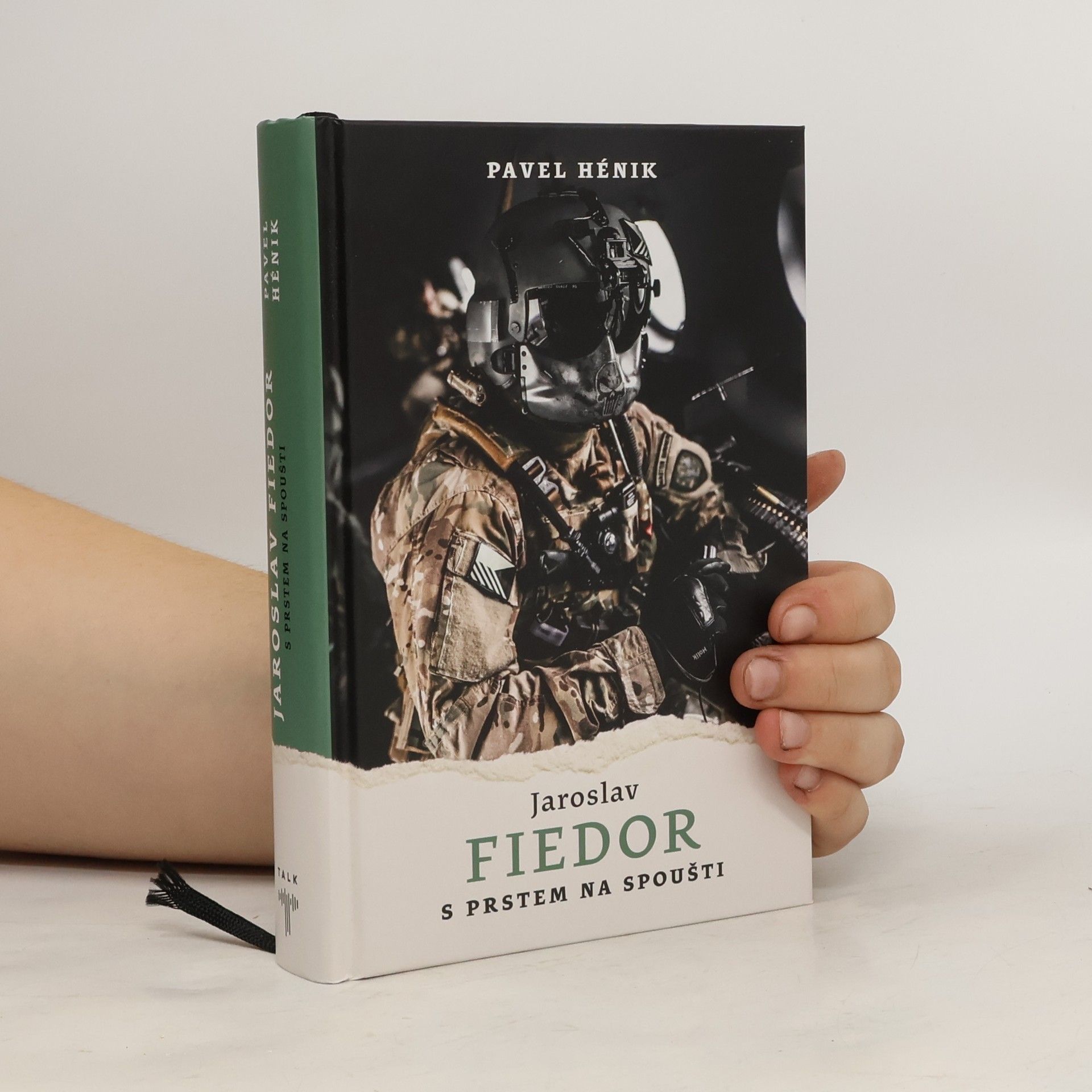 Pavel Hénik S prstem na spoušti