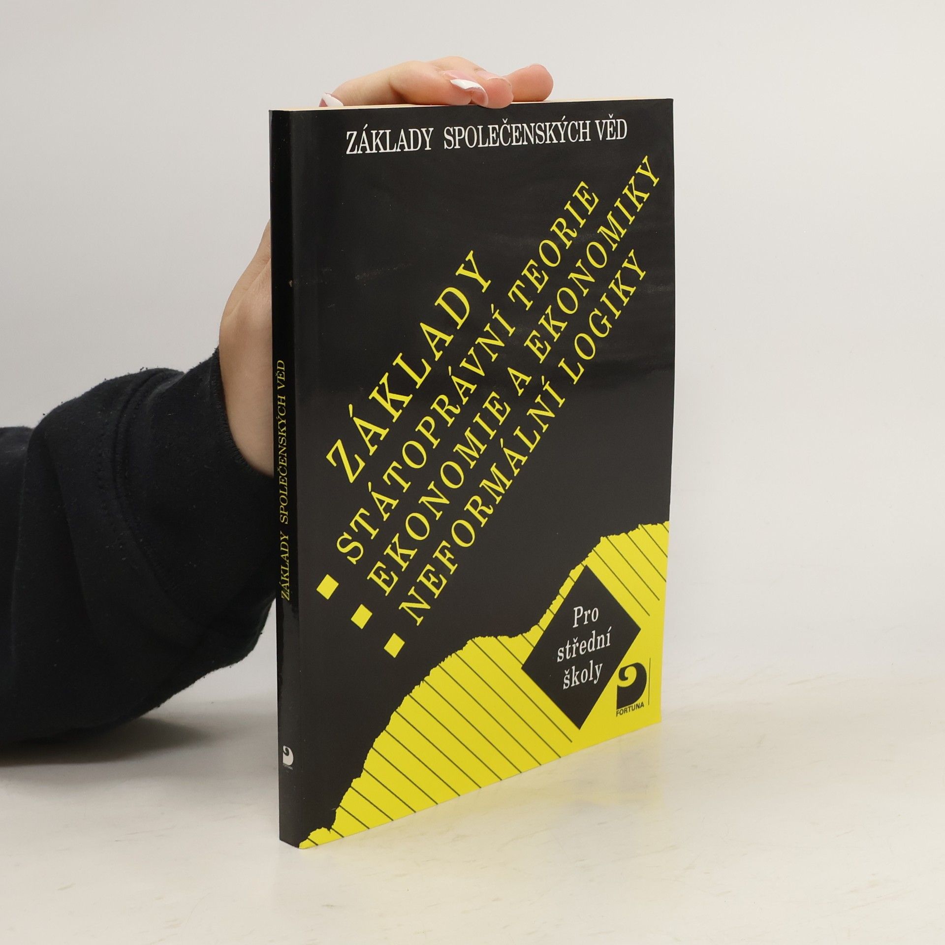 Základy státoprávní teorie, ekonomie a ekonomiky, neformální logiky. Základy společenských věd