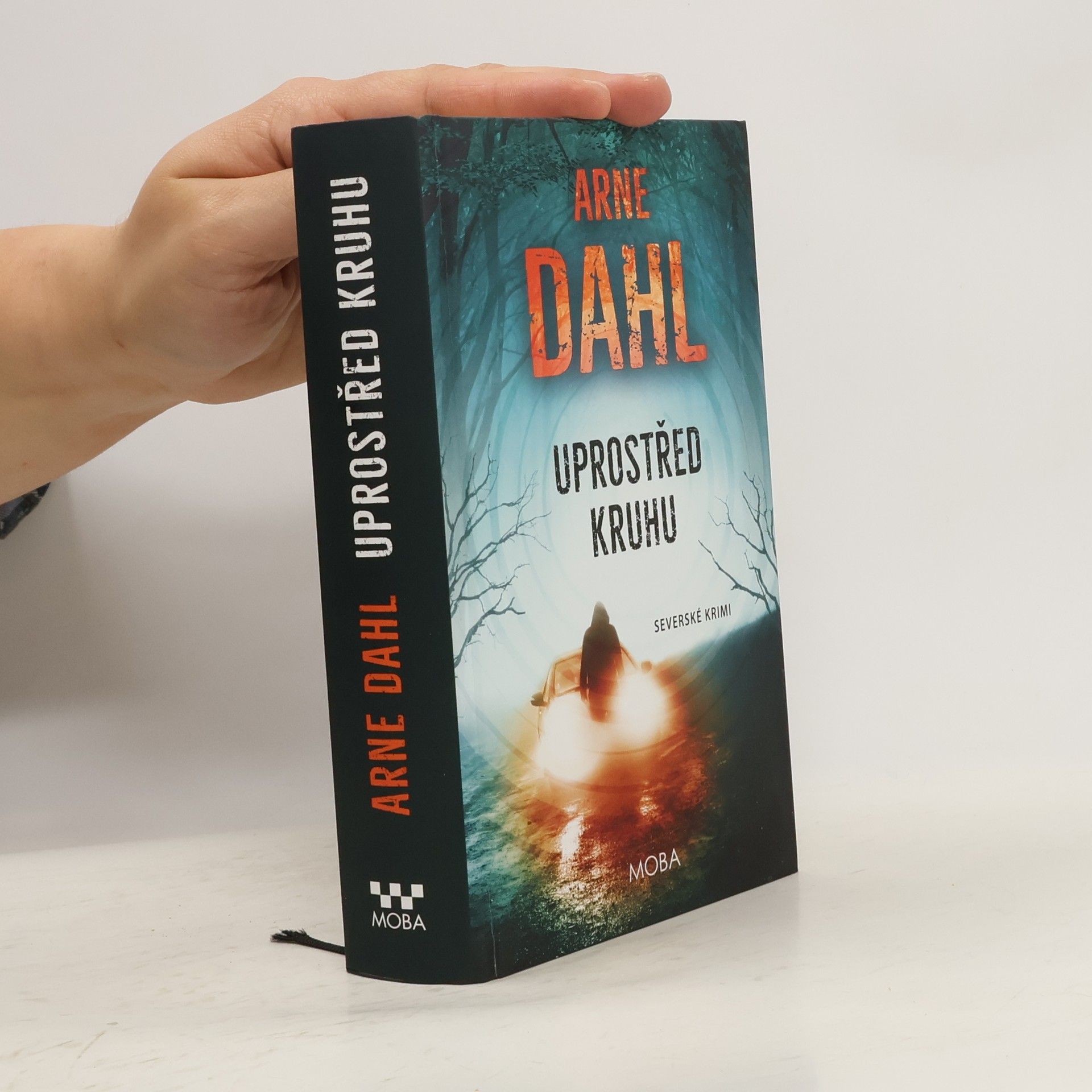 Jan Lennart Arnald Uprostřed kruhu