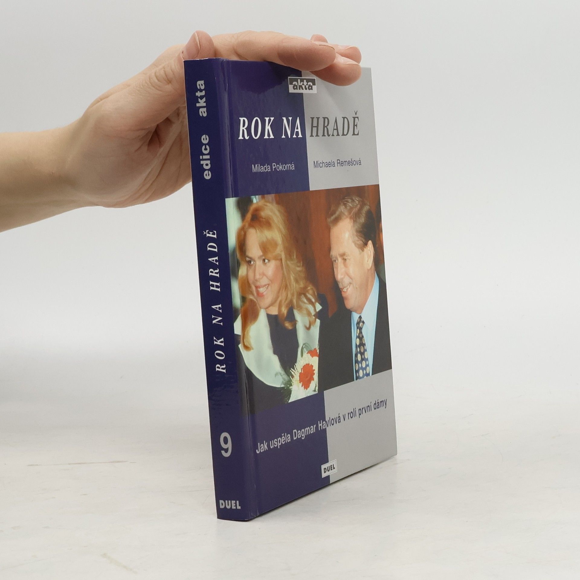 Rok na hradě : jak uspěla Dagmar Havlová v roli první dámy