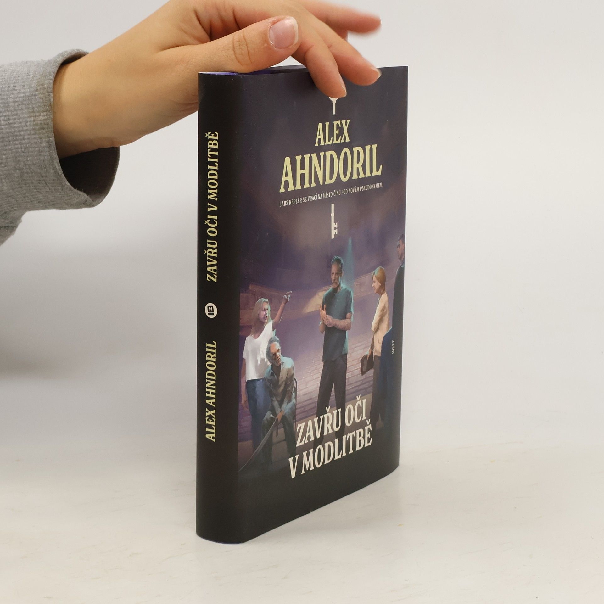 Lars Kepler Zavřu oči v modlitbě