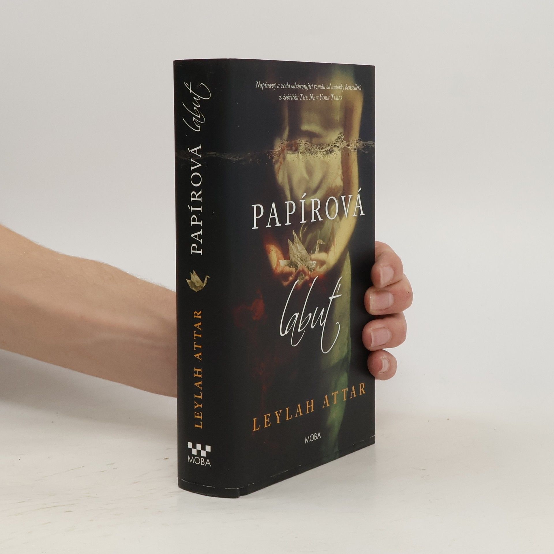 Leylah Attar Papírová labuť