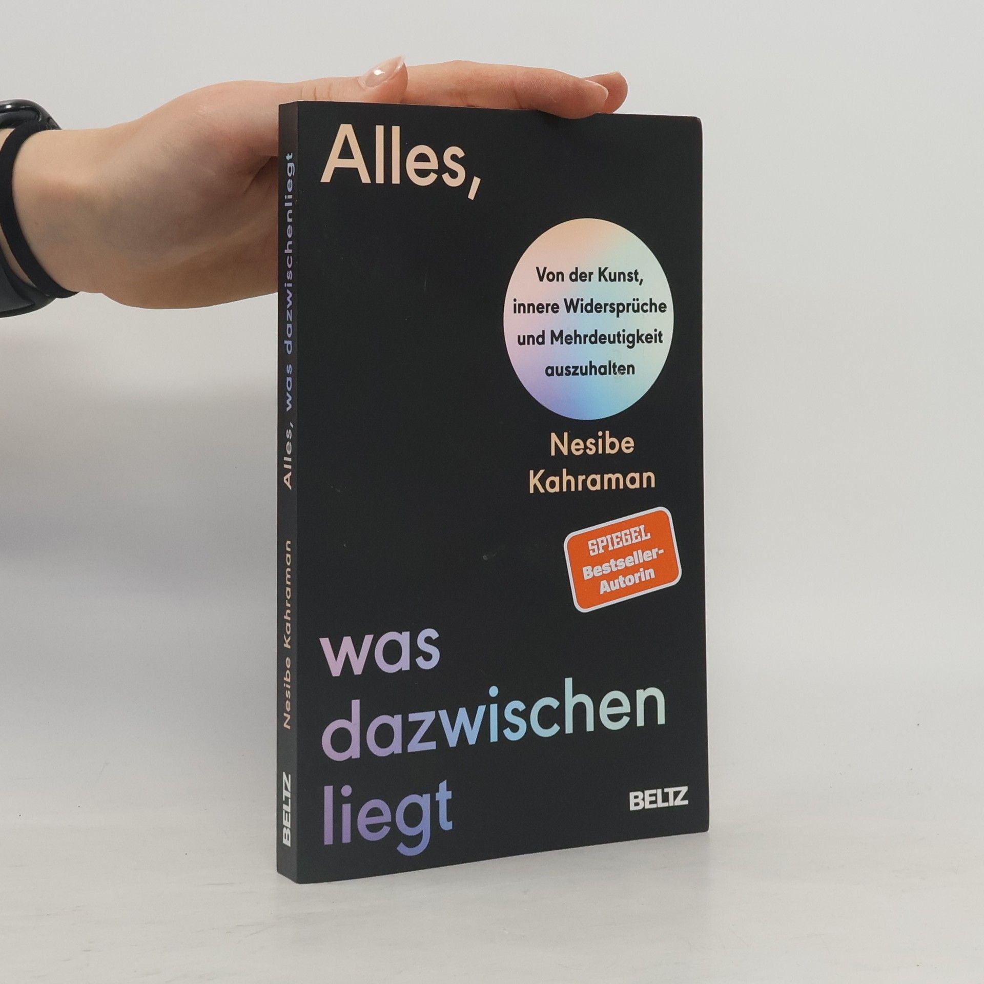 Nesibe Kahraman Alles, was dazwischenliegt. Von der Kunst, innere Widersprüche und Mehrdeutigkeit auszuhalten