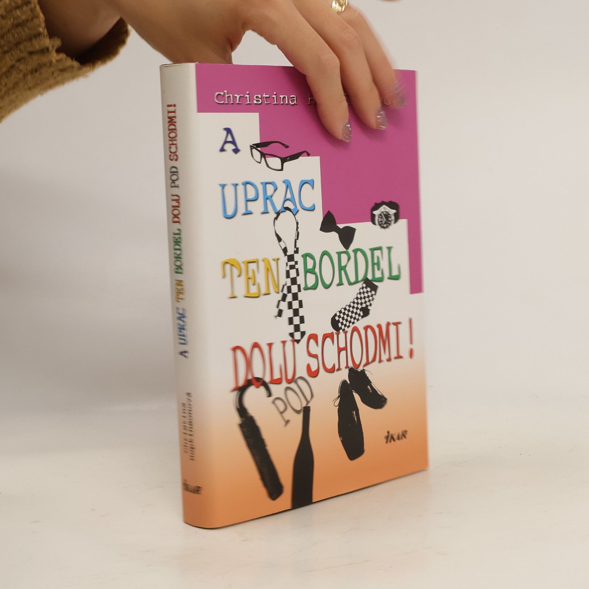 Christina Hopkinson A uprac ten bordel dolu pod schodmi!