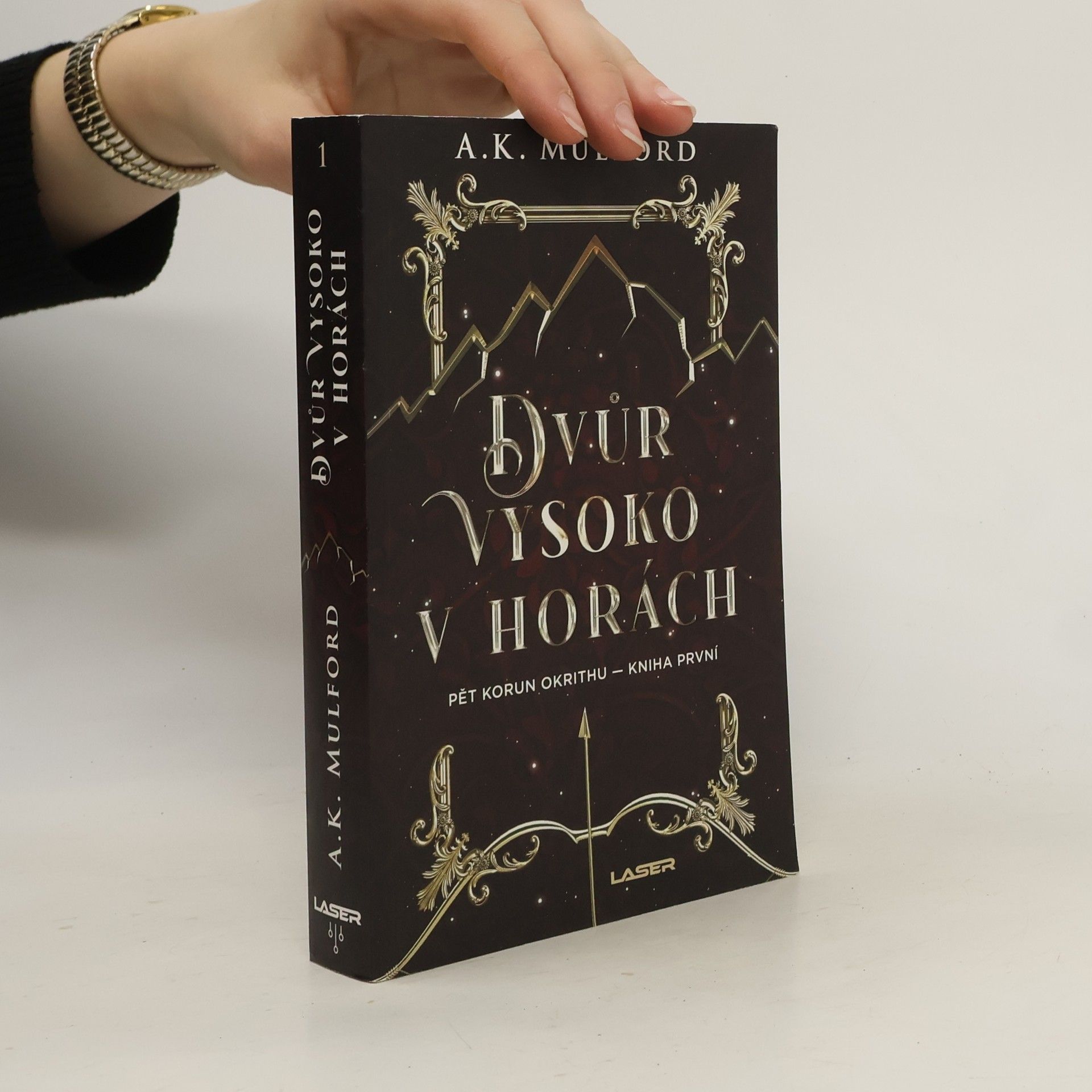 A. K. Mulford Dvůr vysoko v horách