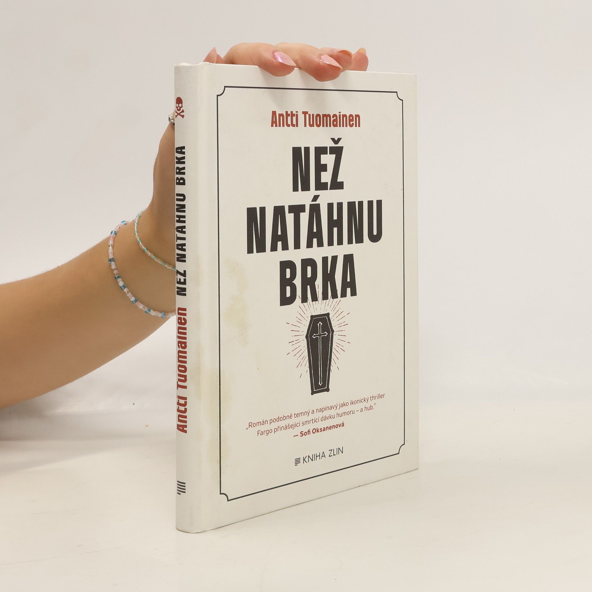 Antti Tuomainen Než natáhnu brka