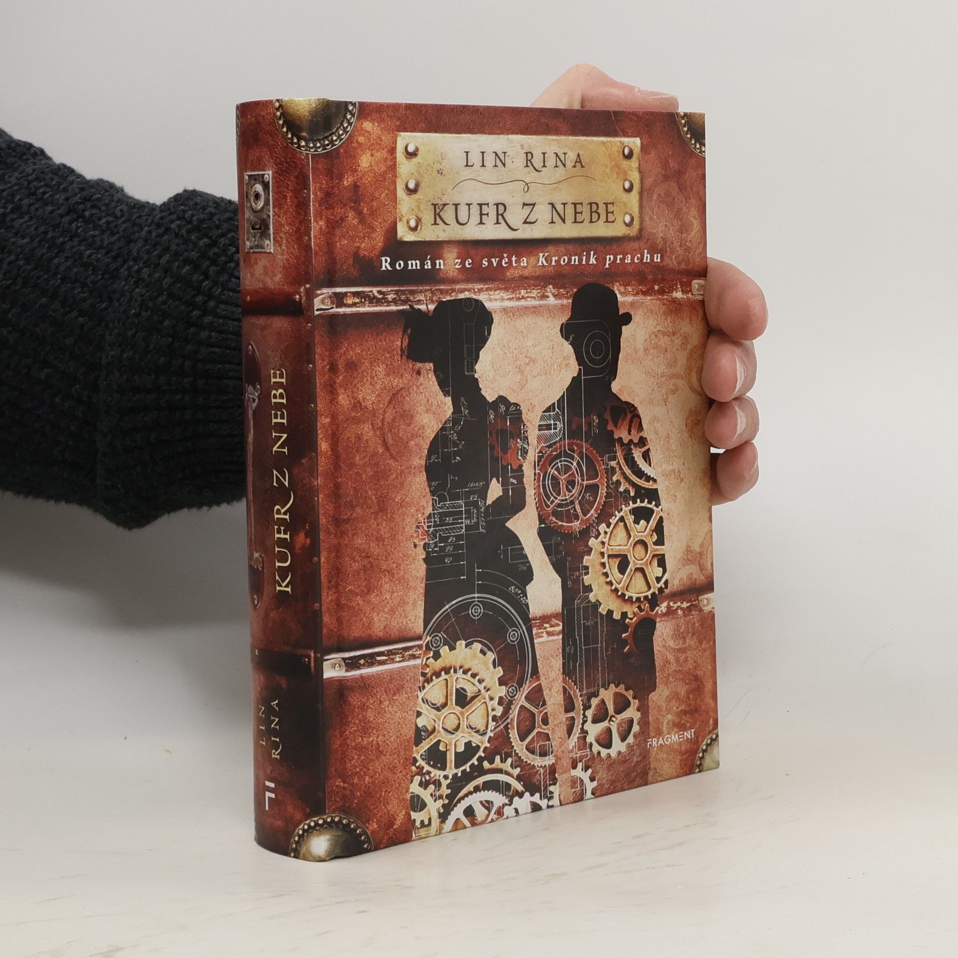 Lin Rina Kufr z nebe: román ze světa Kronik prachu
