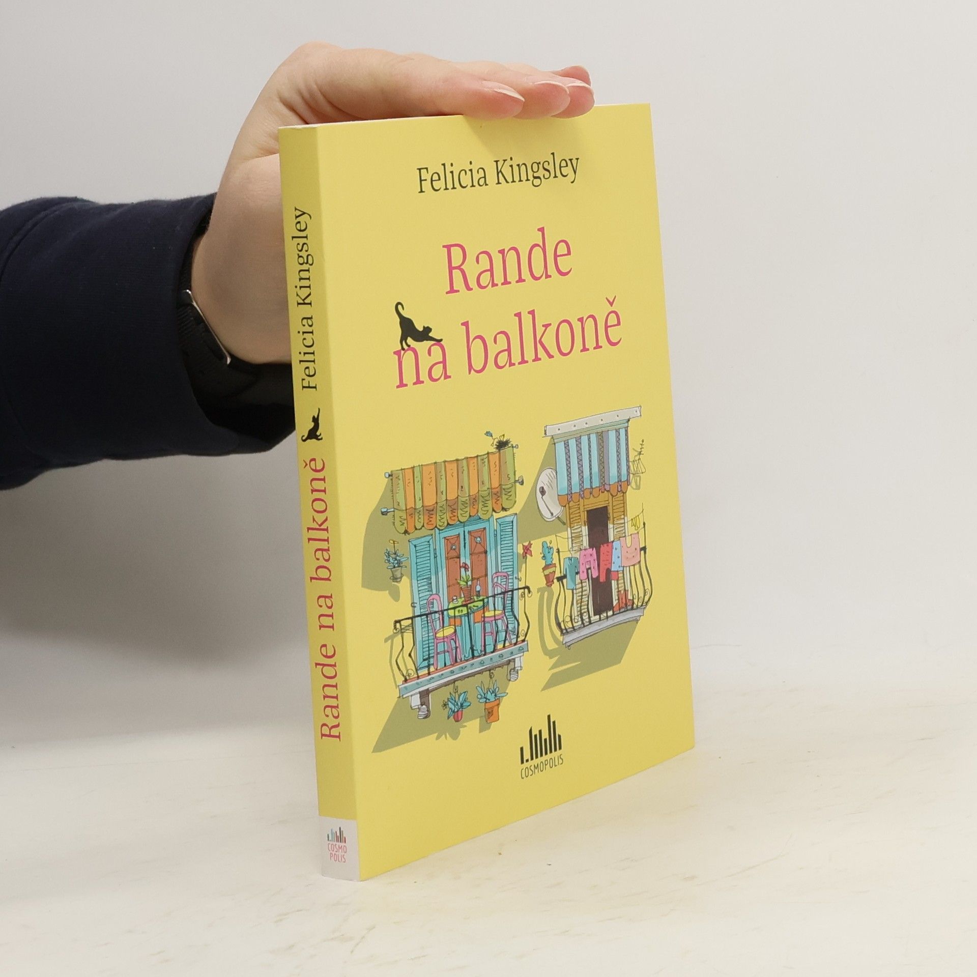 Felicia Kingsley Rande na balkoně