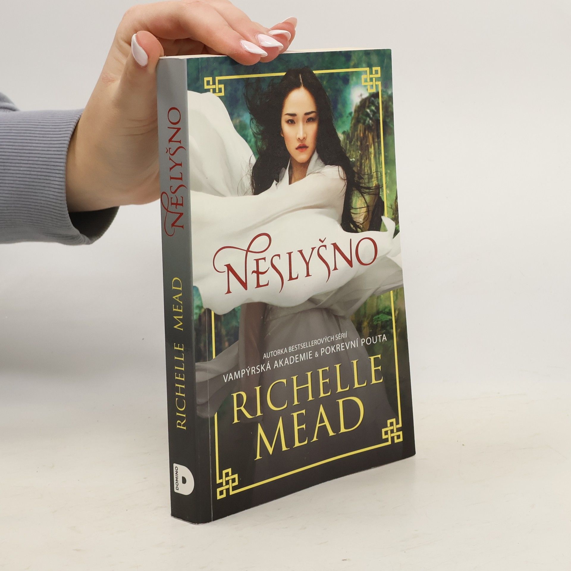 Richelle Mead Neslyšno