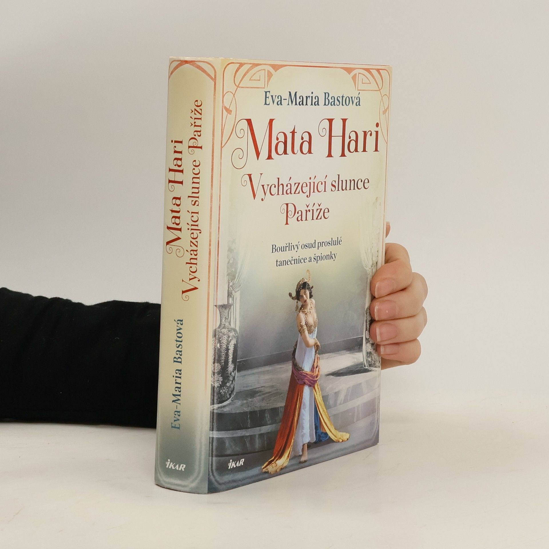 Eva-Maria Bast Mata Hari. vycházející slunce Paříže