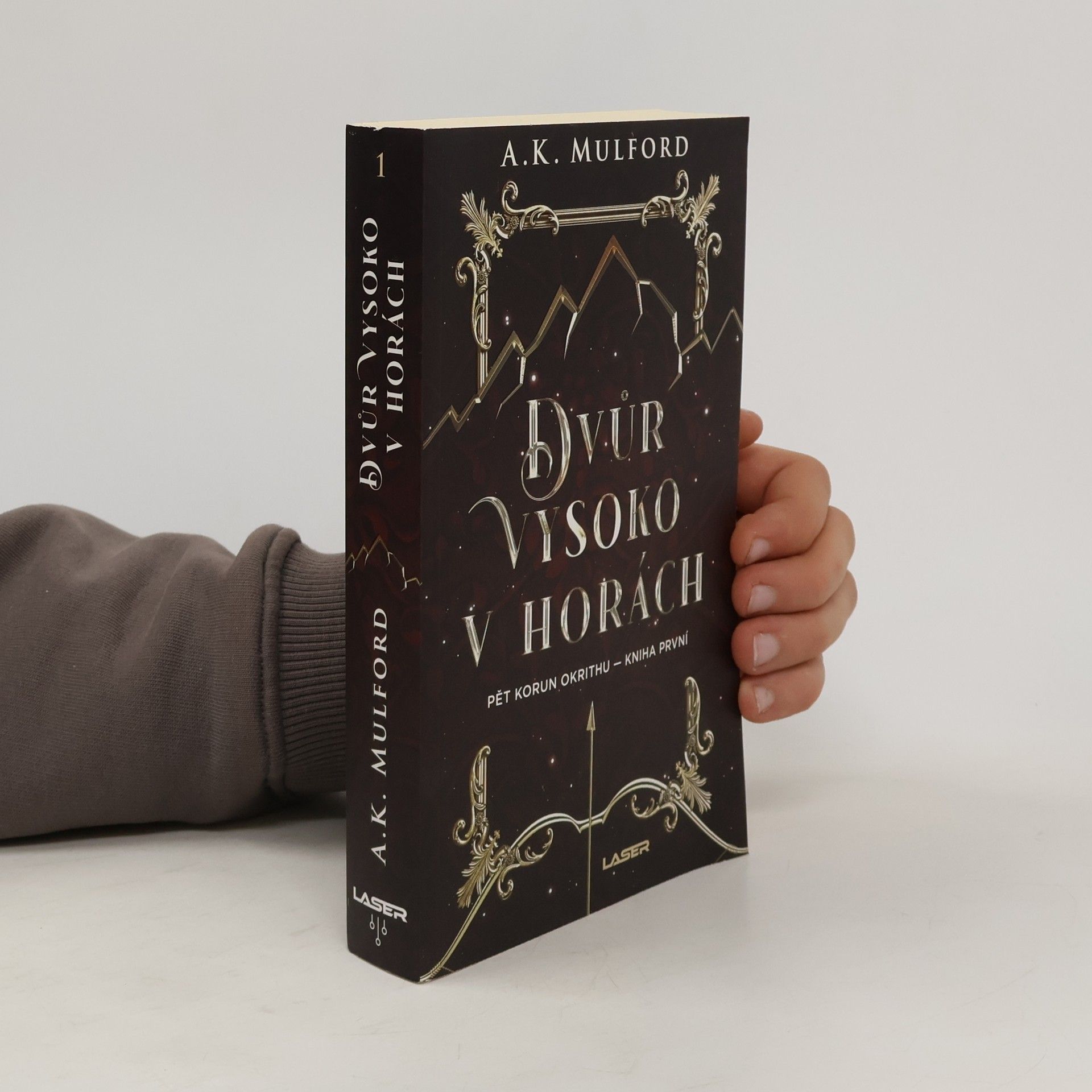 A. K. Mulford Dvůr vysoko v horách