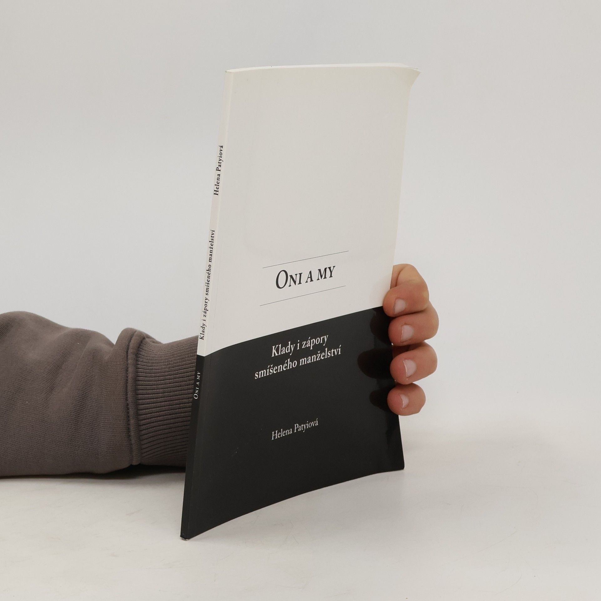 Helena Patyiová Oni a my : klady i zápory smíšeného manželství