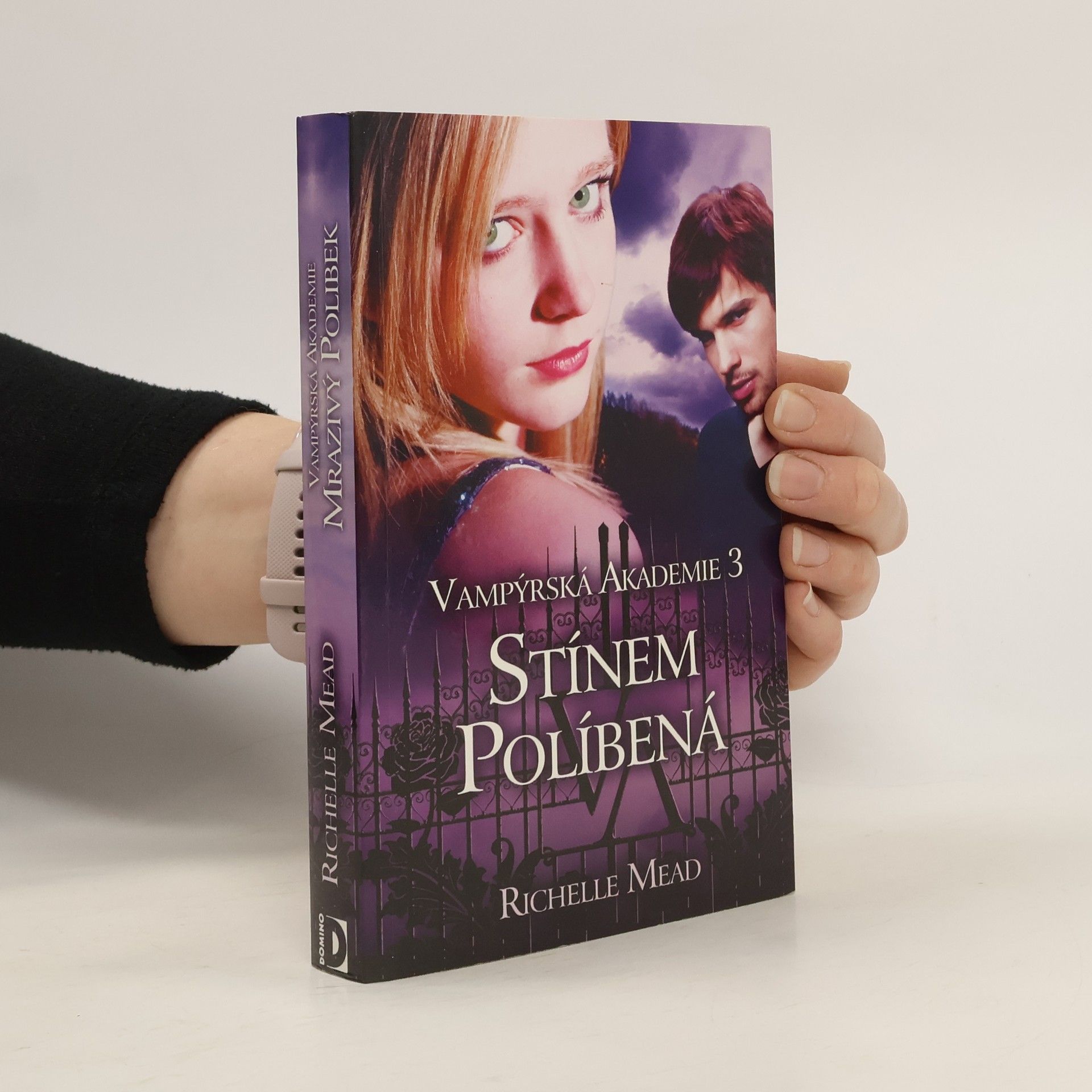 Richelle Mead Vampýrská akademie 3: Stínem políbená.