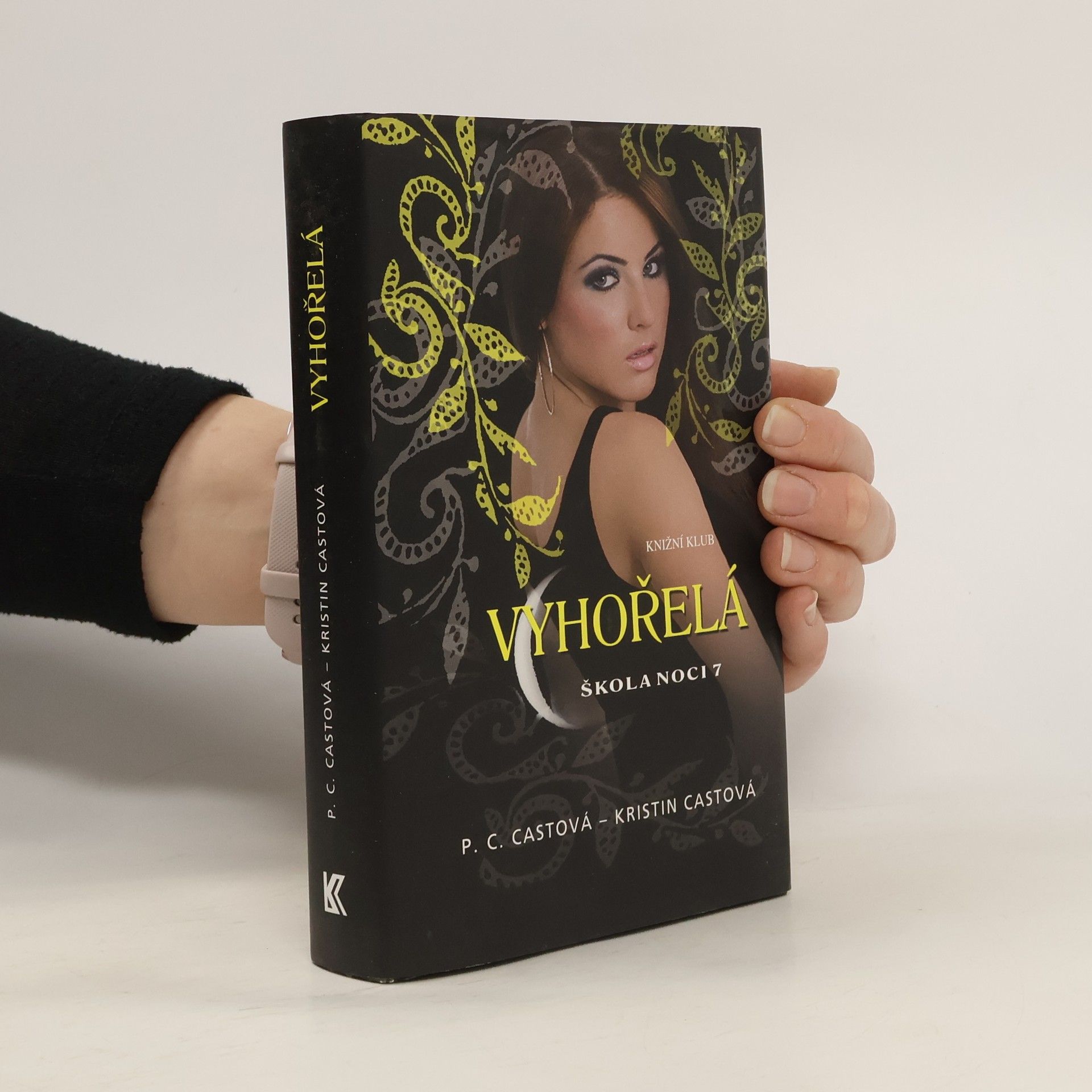 P. C. Cast Škola noci 7. Vyhořelá