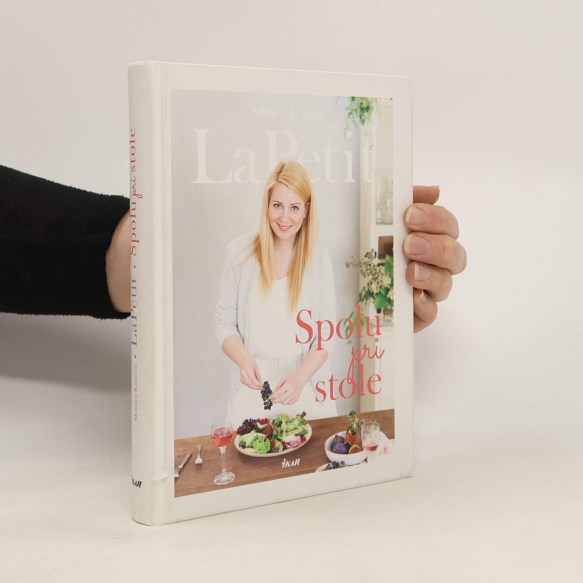 Monika Kóňová La Petit - spolu pri stole