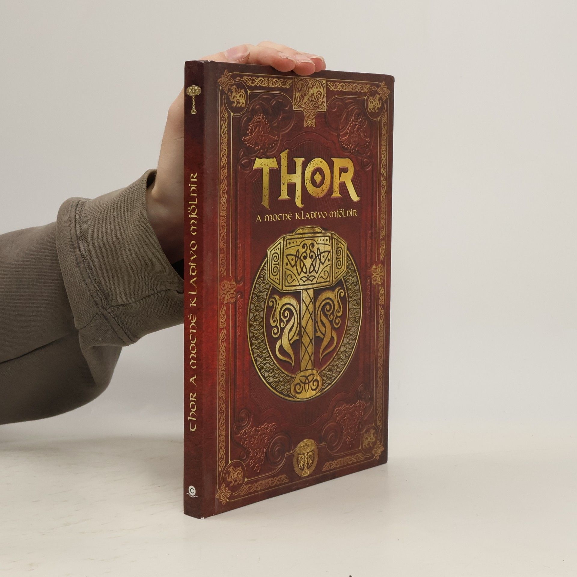 Thor a mocné kladivo Mjölnir