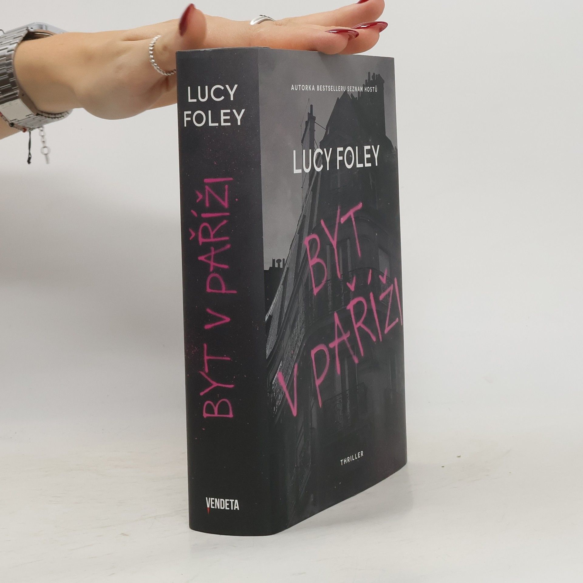 Lucy Foley Byt v Paříži