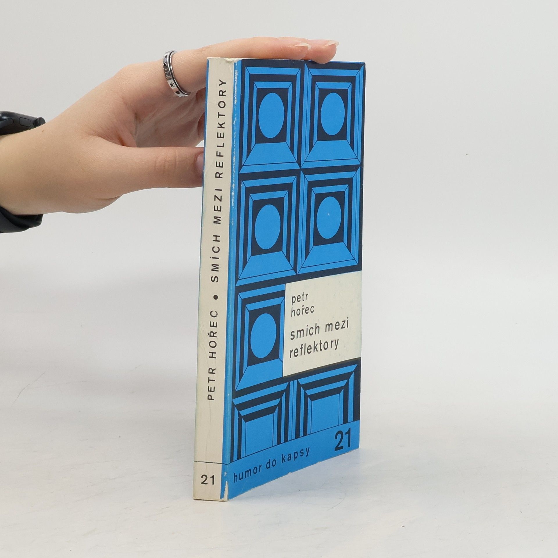 Smích mezi reflektory