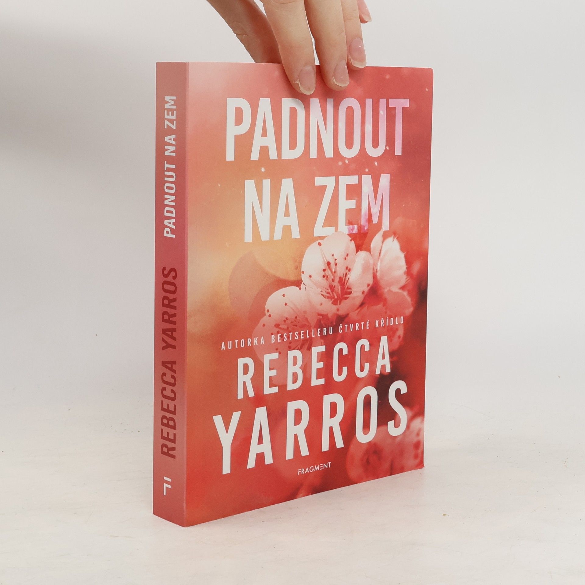 Rebecca Yarros Padnout na zem