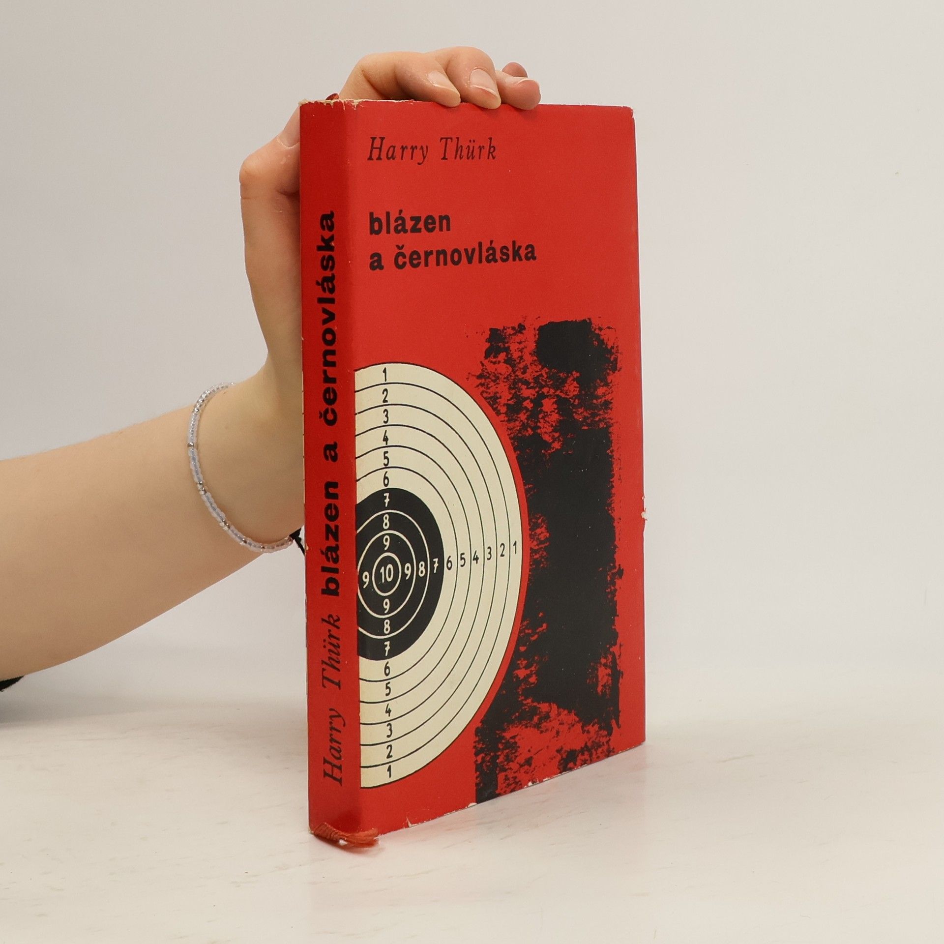 Blázen a černovláska