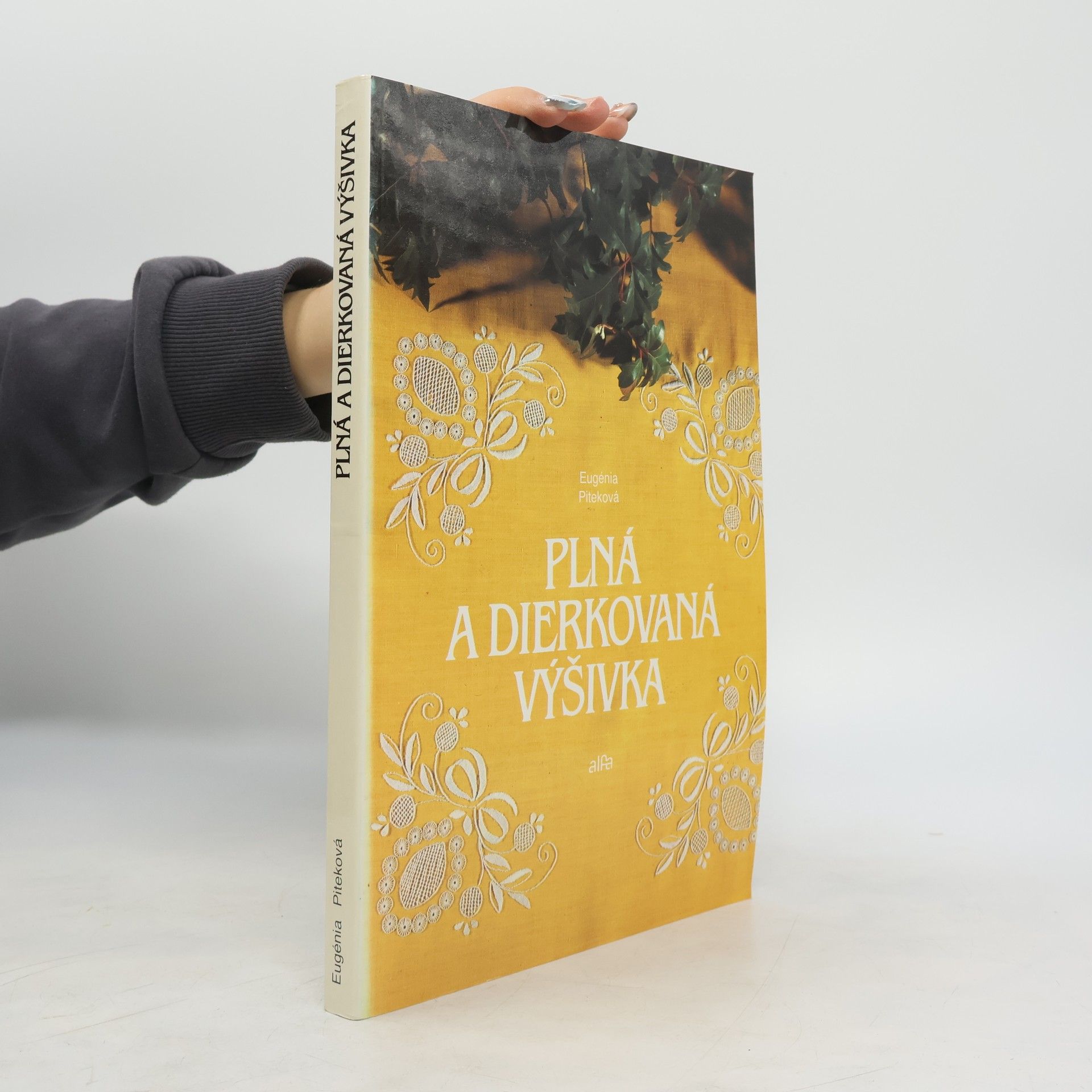 Eugenia Piteková Plná a dierkovaná výšivka