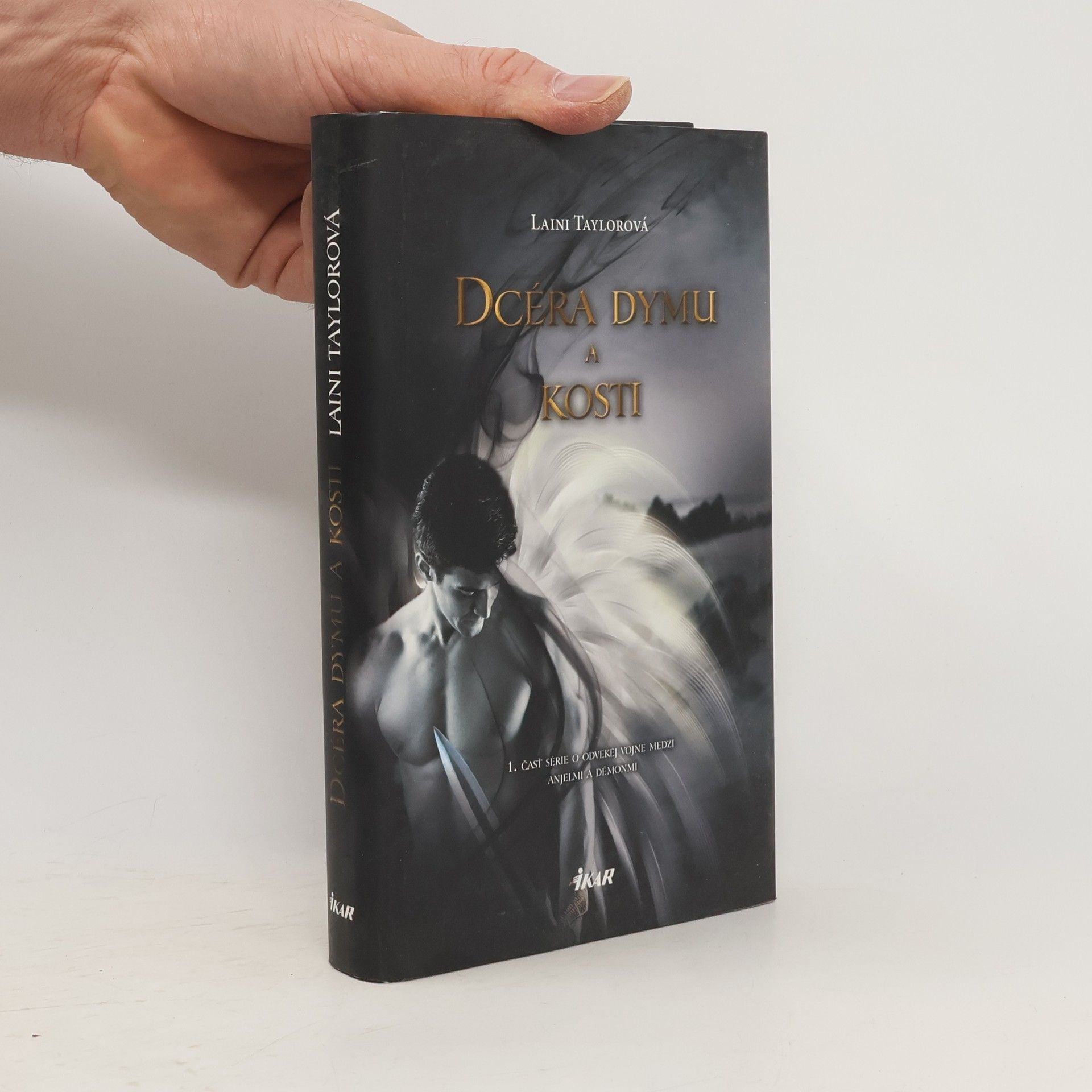Laini Taylor Dcéra dymu a kostí