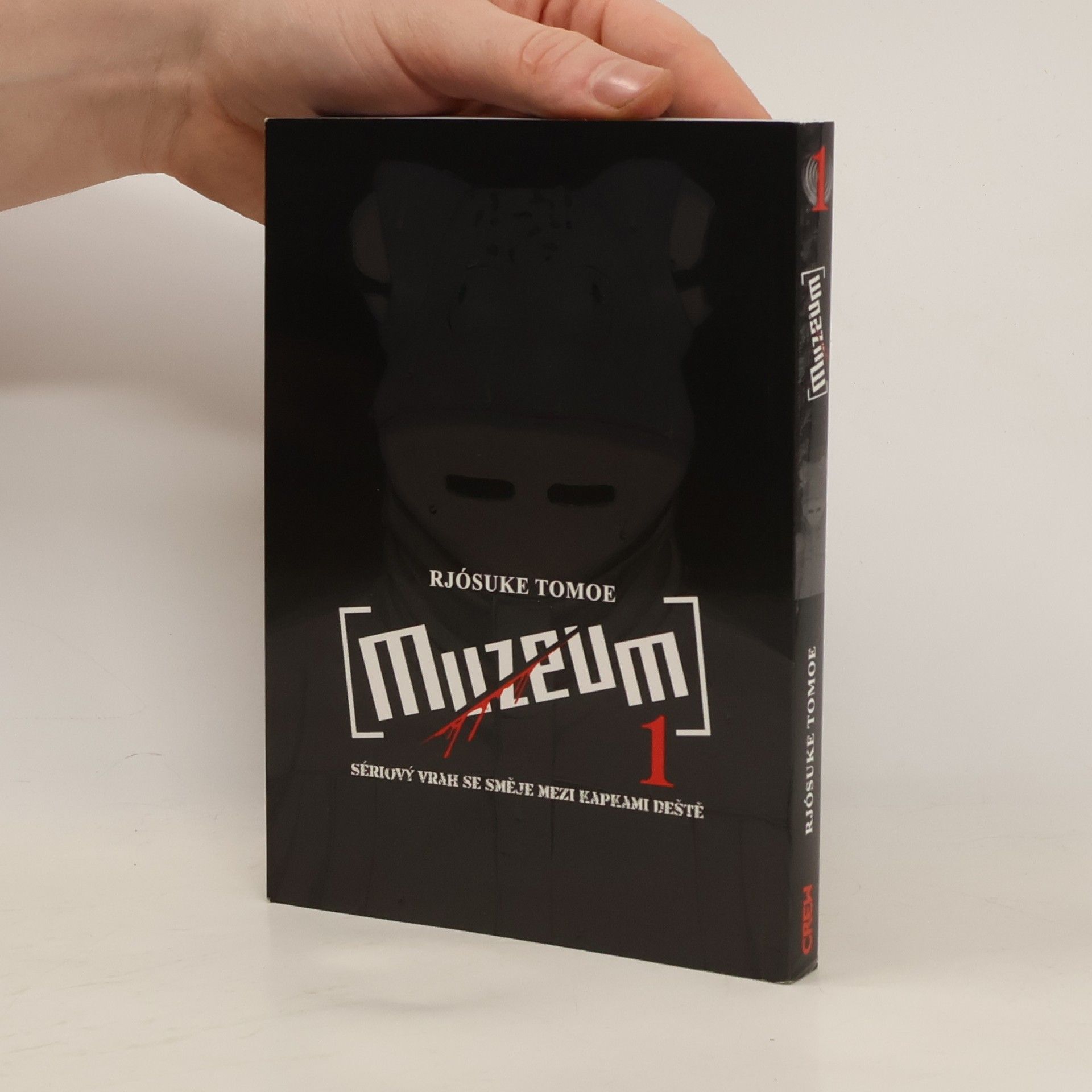 Muzeum. Sériový vrah se směje mezi kapkami deště