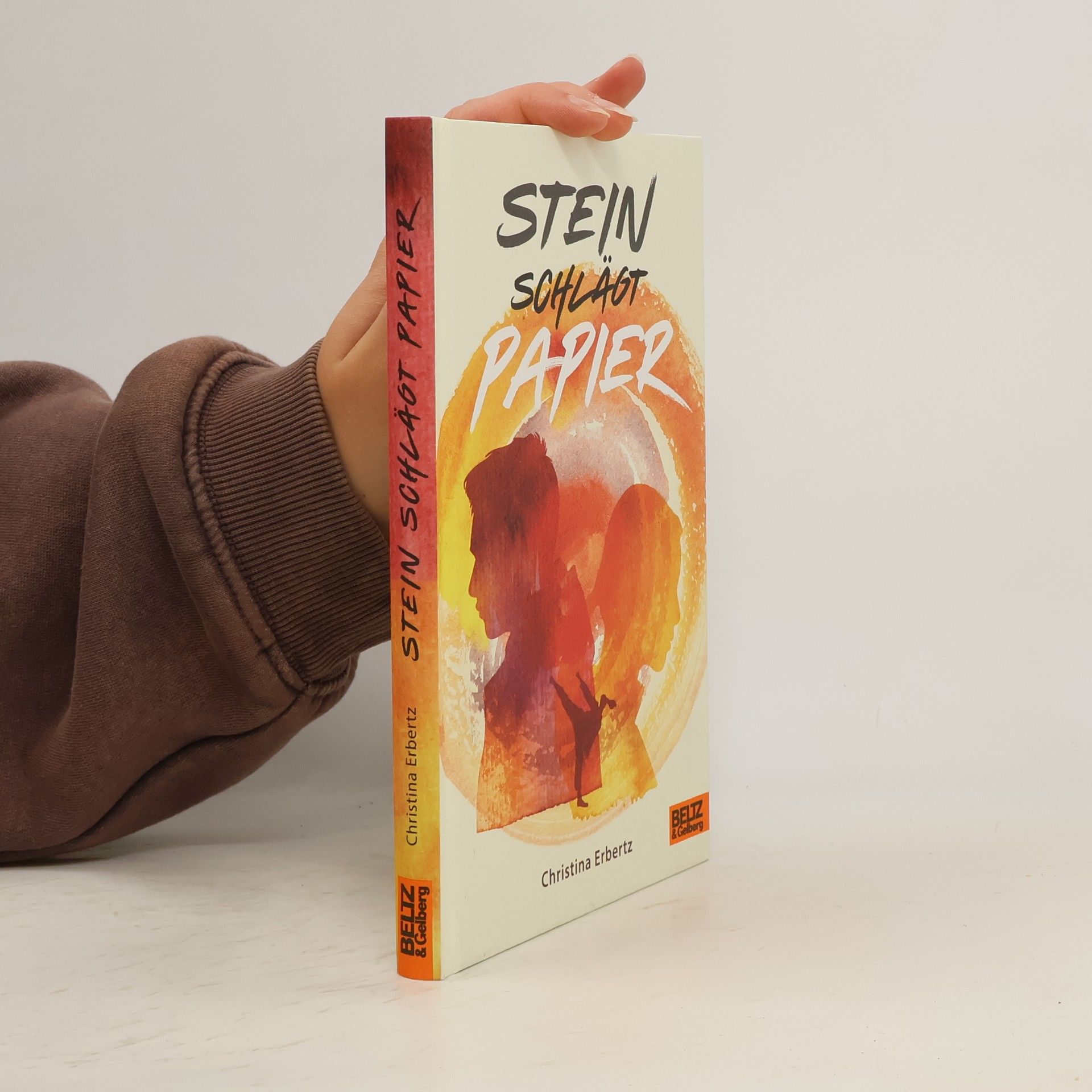 Christina Erbertz Stein schlägt Papier