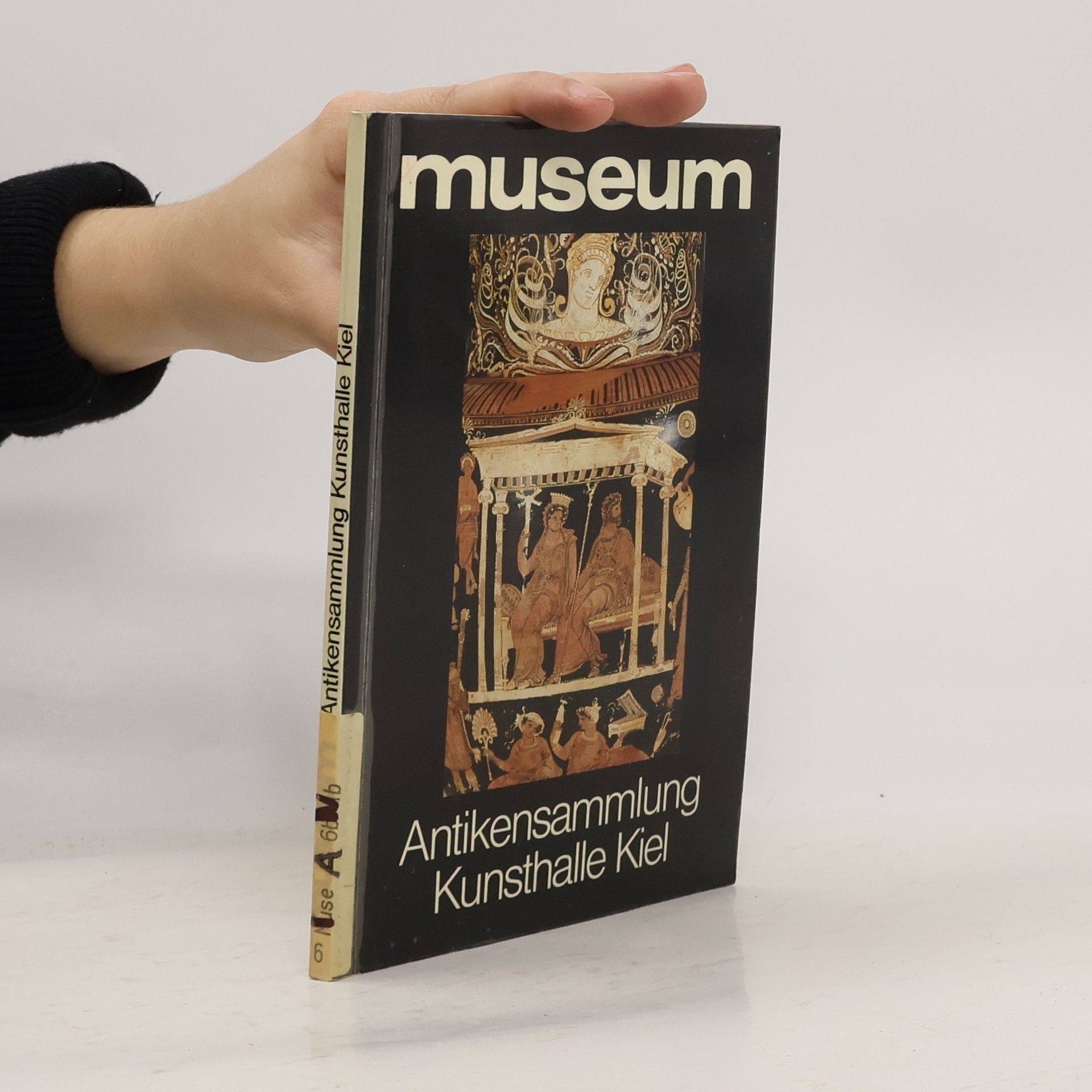 Cecilia Edefalk in der Antikensammlung der Kunsthalle zu Kiel