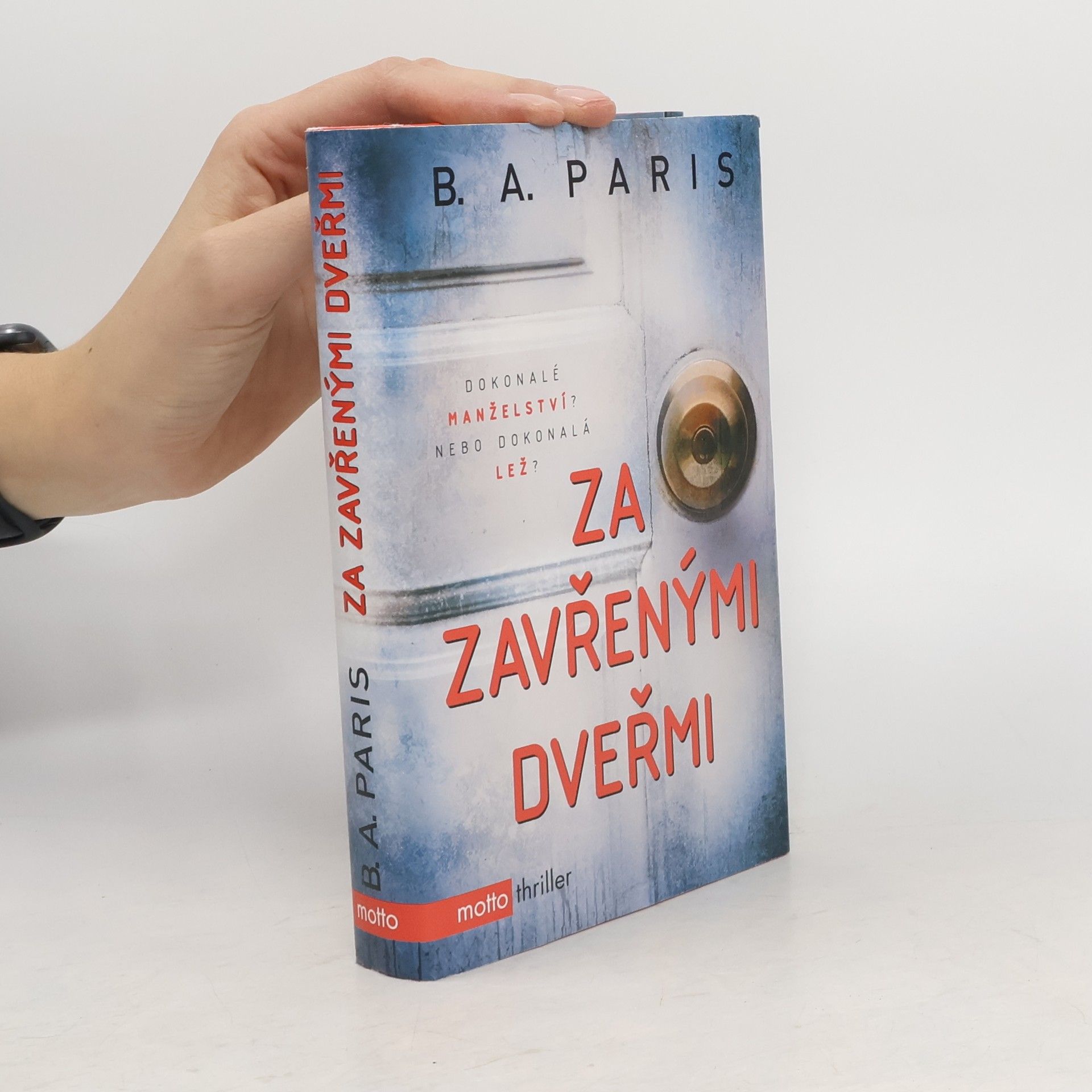 B. A. Paris Za zavřenými dveřmi