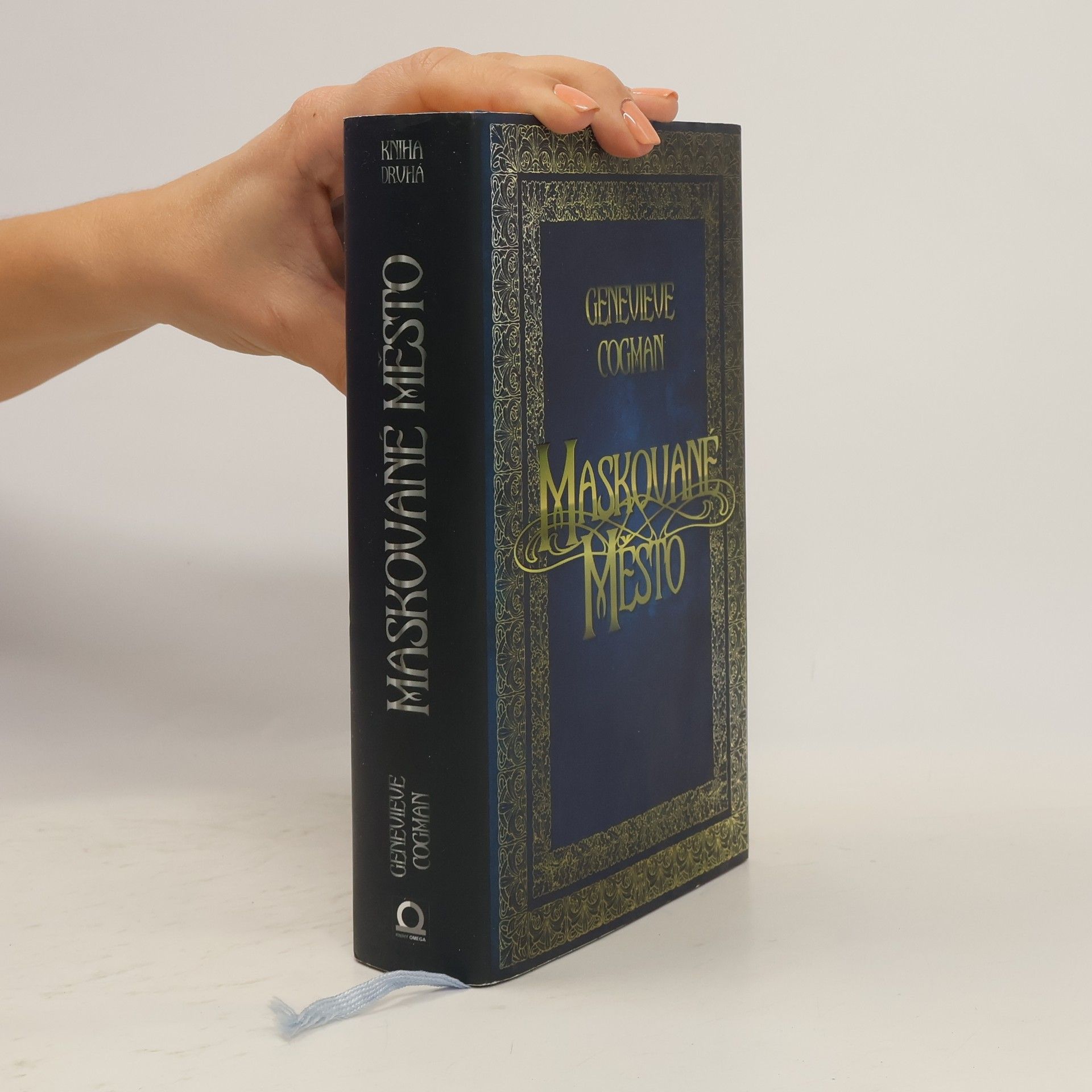 Genevieve Cogman Neviditelná knihovna. Kniha druhá, Maskované město