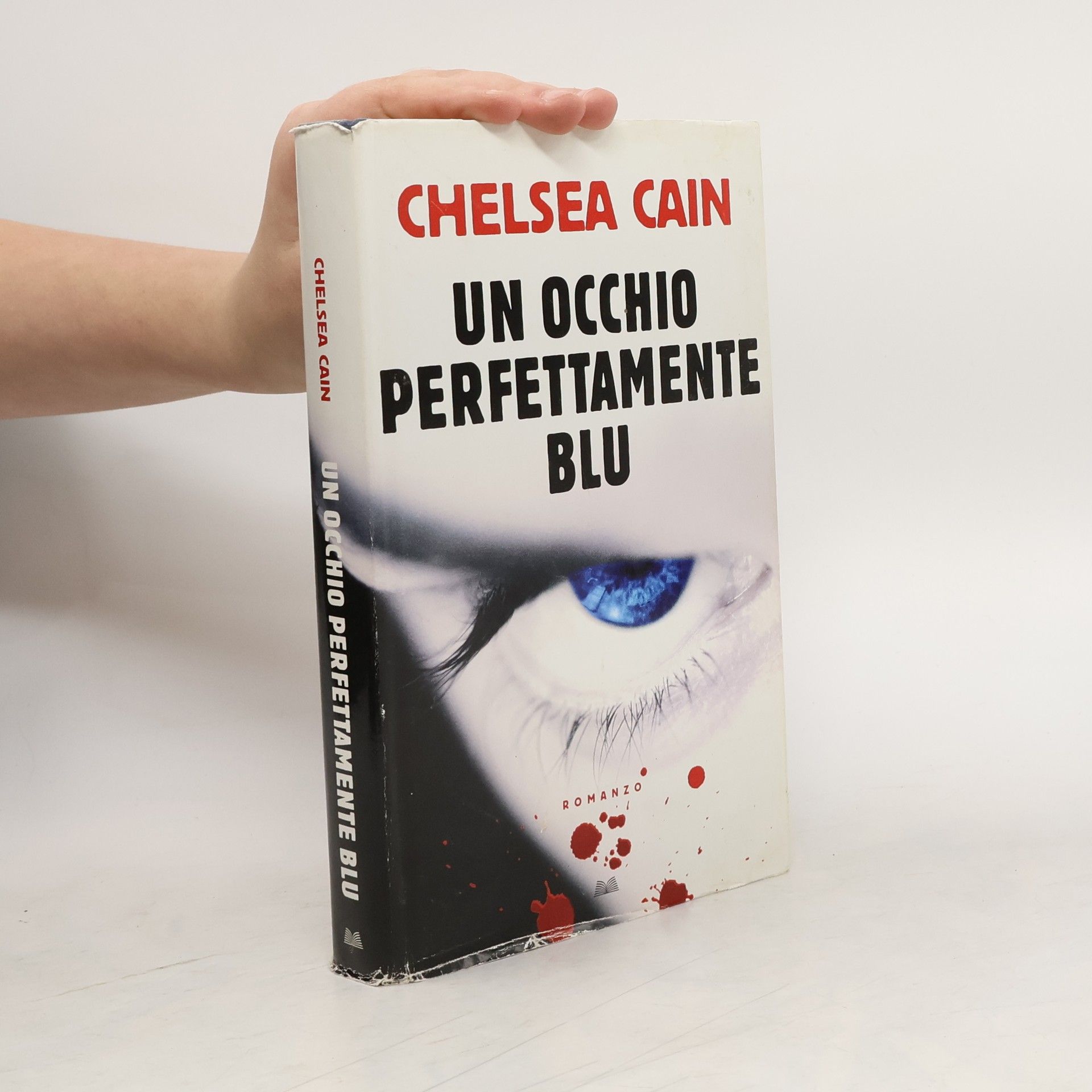 Un occhio perfettamente blu