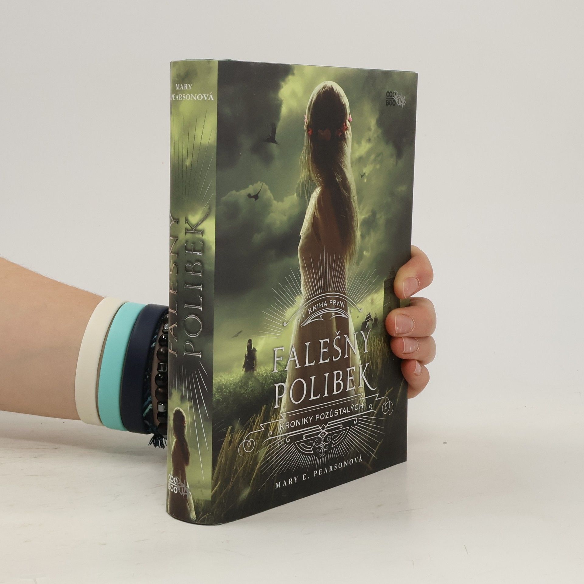 Mary E. Pearson Kroniky pozůstalých. Kniha první, Falešný polibek