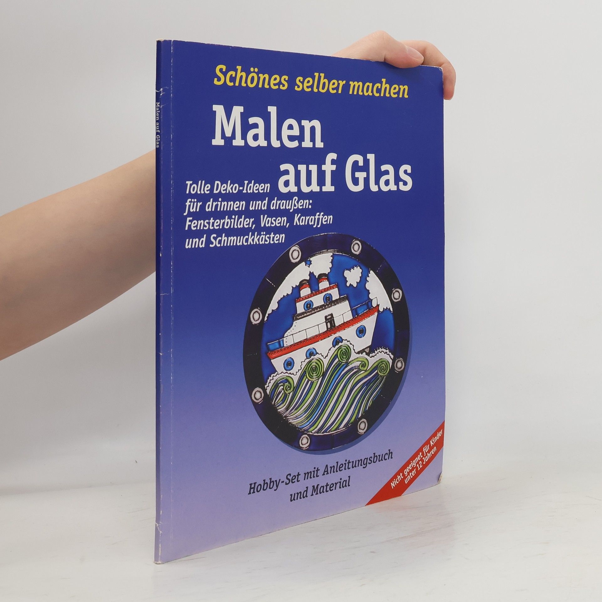 Julia Bottrell Malen auf Glas