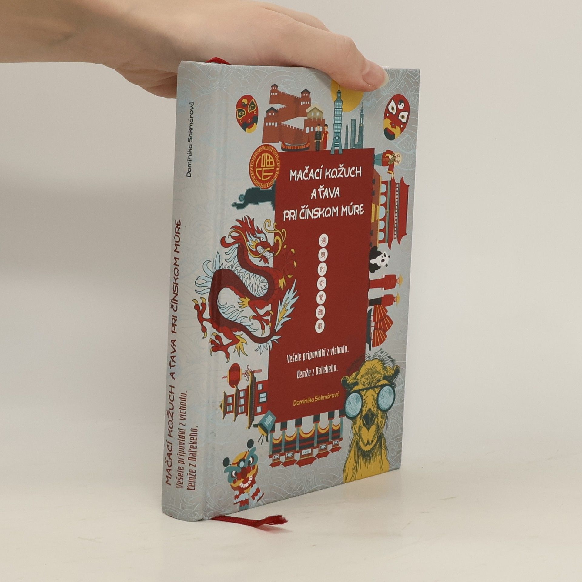 Dominika Sakmárová Mačací kožuch a ťava pri Čínskom múre