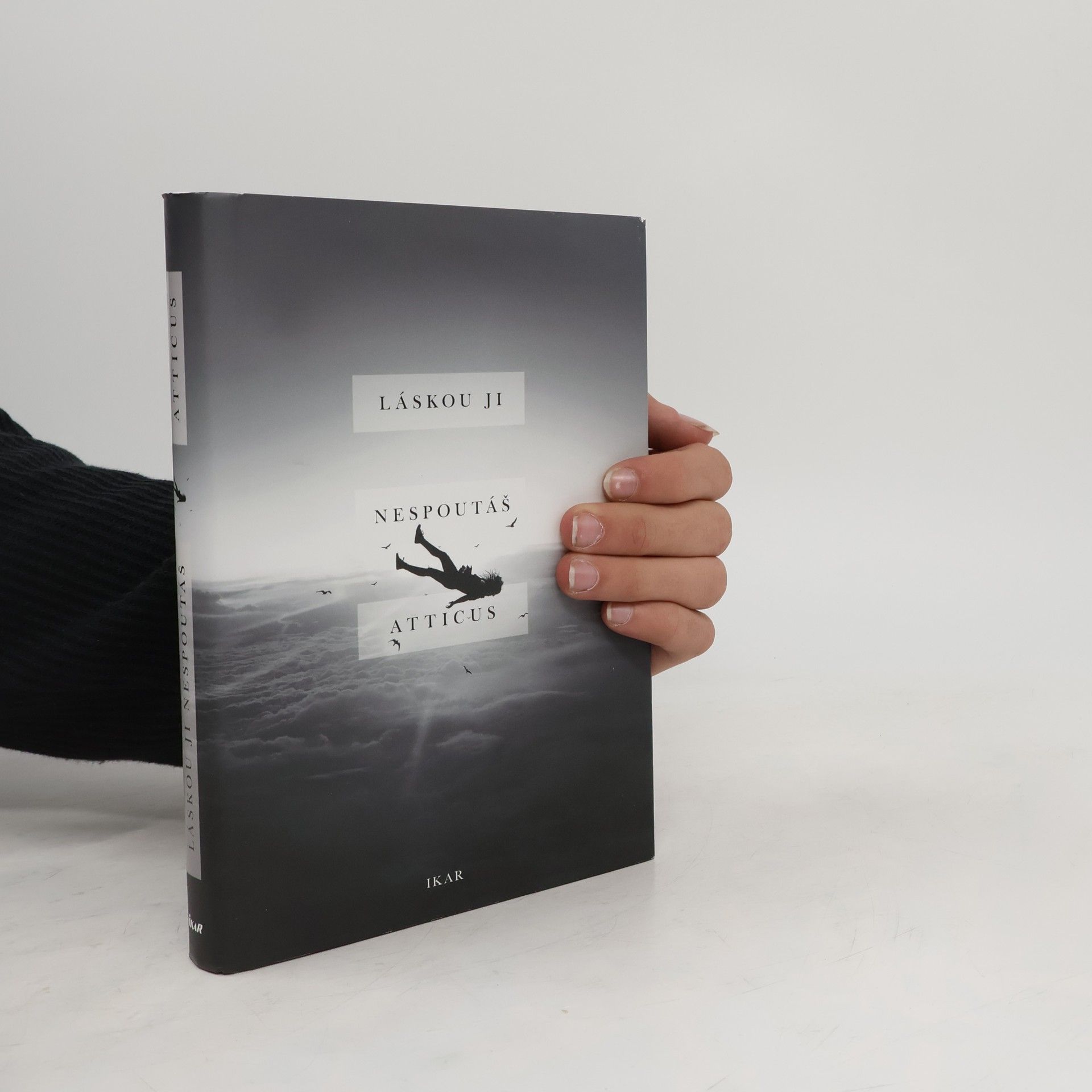 Atticus Láskou ji nespoutáš