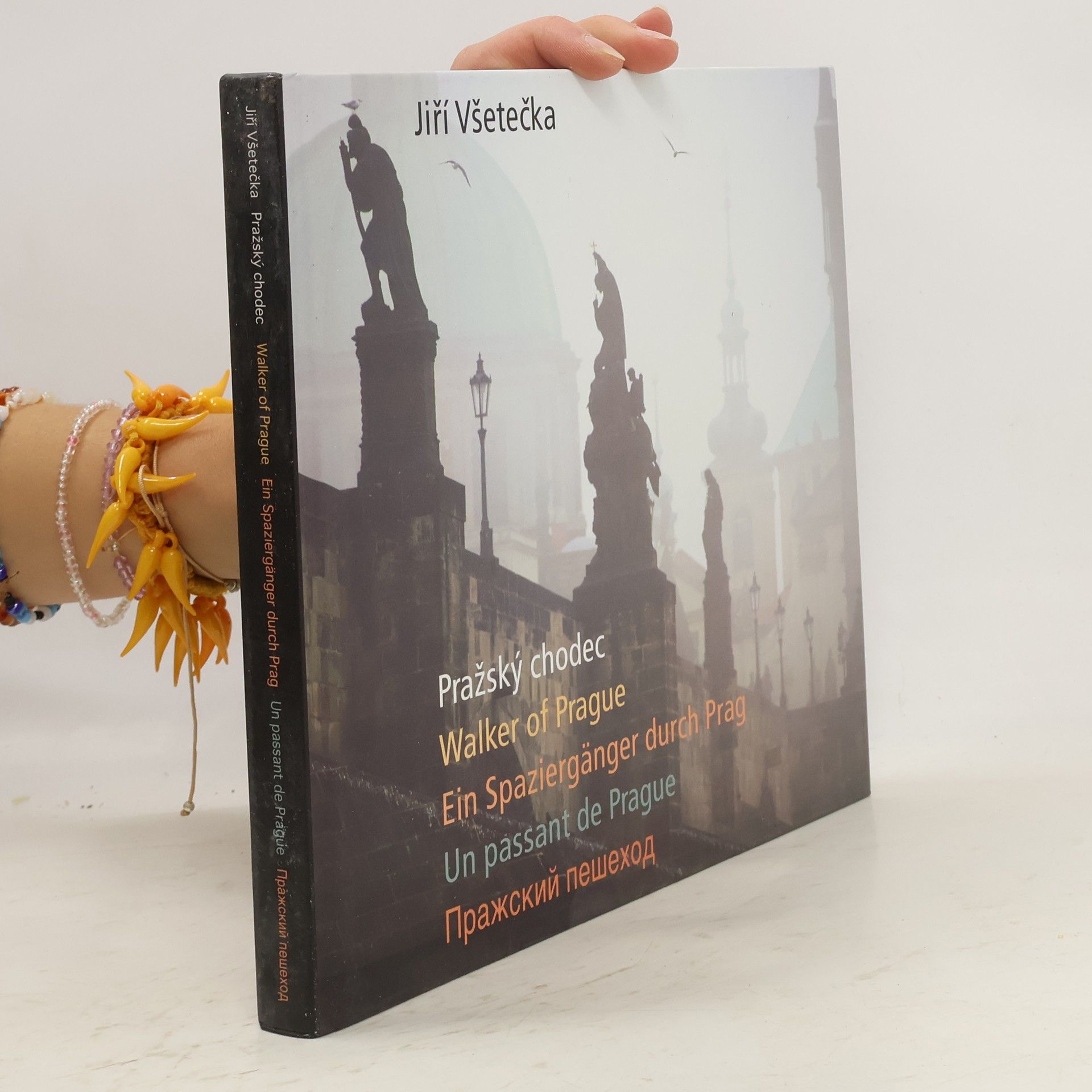 Jiří Všetečka Pražský chodec. Walker of Prague. Ein Spaziergänger durch Prag. Un passant de Prague