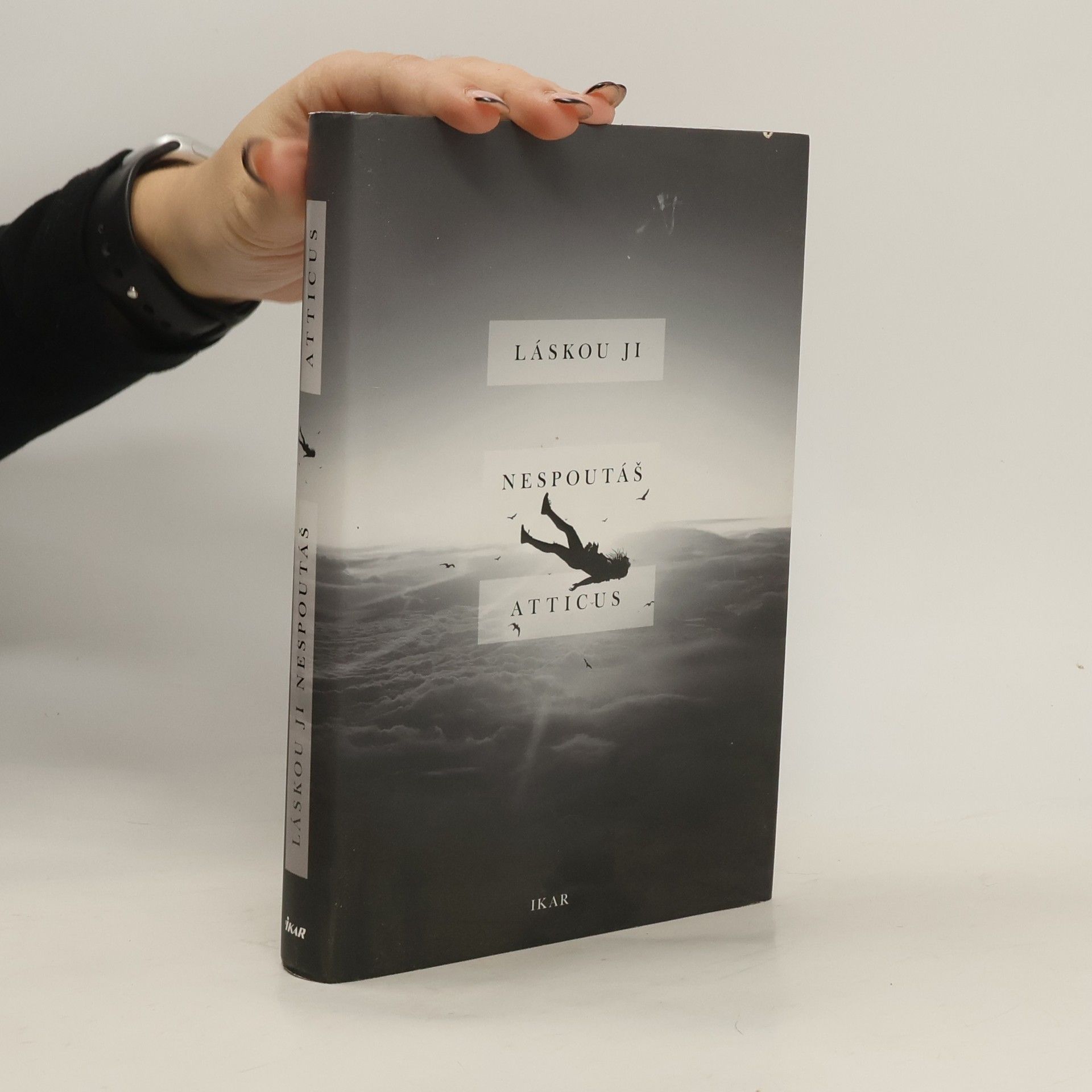 Atticus Láskou ji nespoutáš