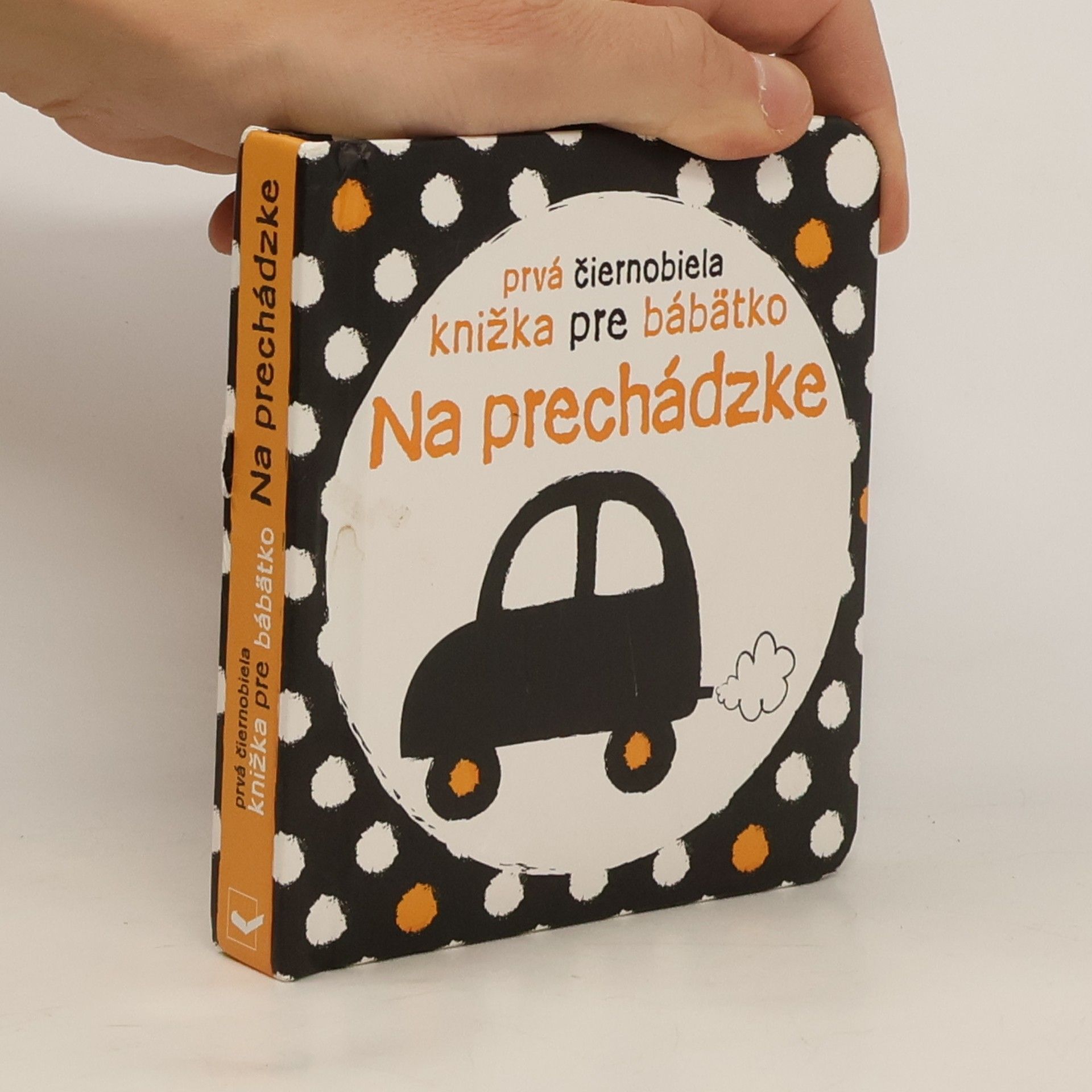 Stella Baggott Prvá čiernobiela knižka pre bábätko Na prechádzke