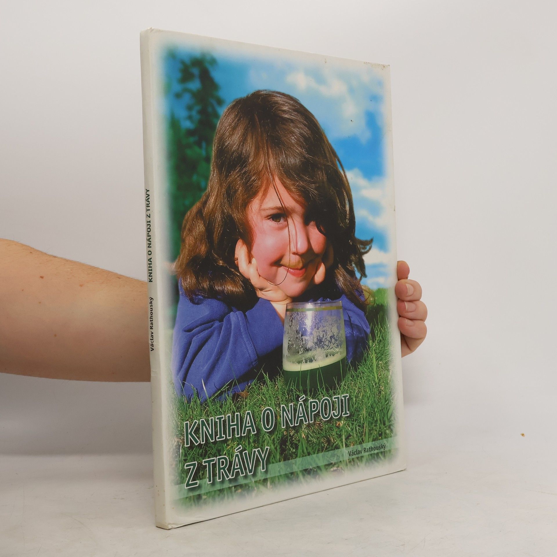 Kniha o nápoji z trávy