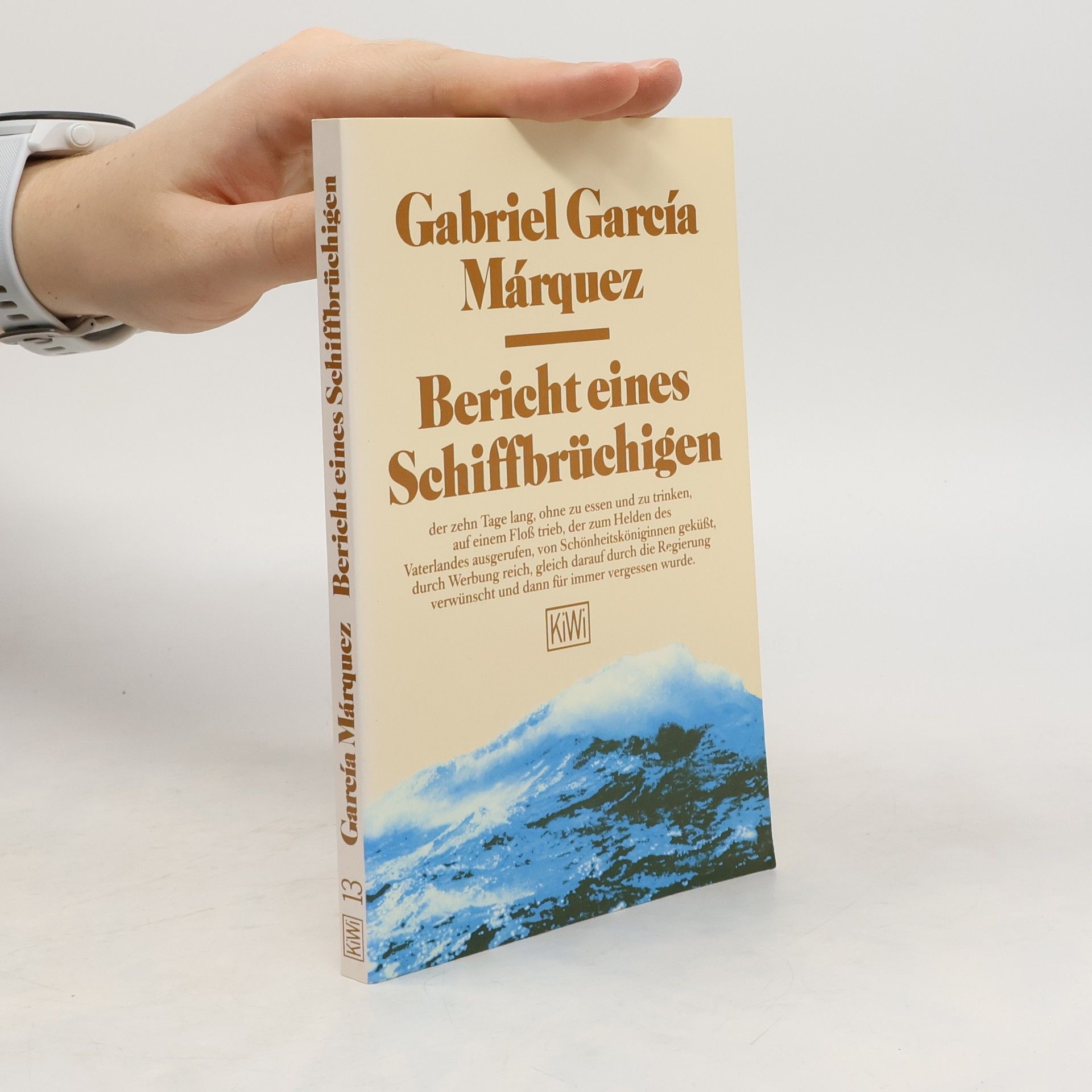 Gabriel García Márquez Bericht eines Schiffbrüchigen, der zehn Tage lang, ohne zu essen und zu trinken, auf einem Floss trieb, der zum Helden des Vaterlandes ausgerufen, von Schönheitsköniginnen geküsst, durch Werbung reich, gleich darauf durch die Regierung verwünscht und dann für immer vergessen wurde
