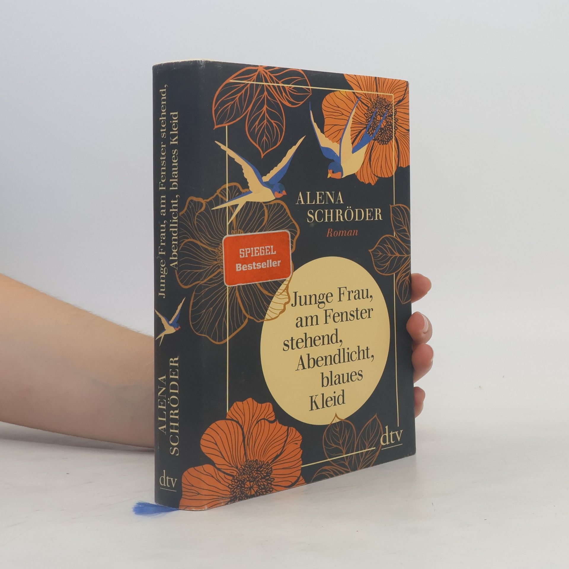 Alena Schröder Junge Frau, am Fenster stehend, Abendlicht, blaues Kleid