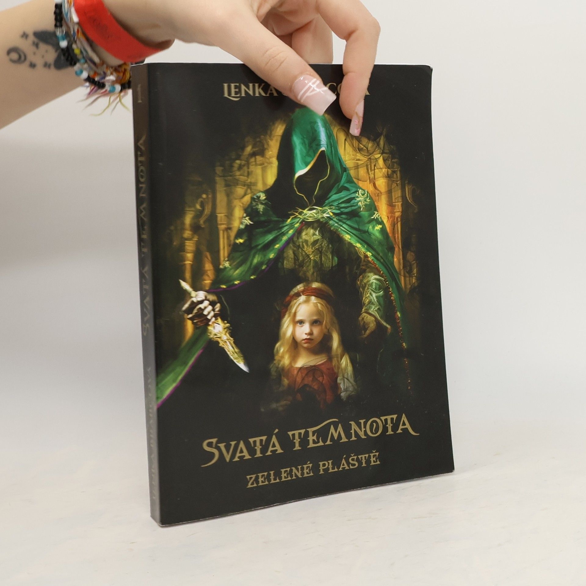 Lenka Brabcová Svatá temnota 1. Zelené pláště