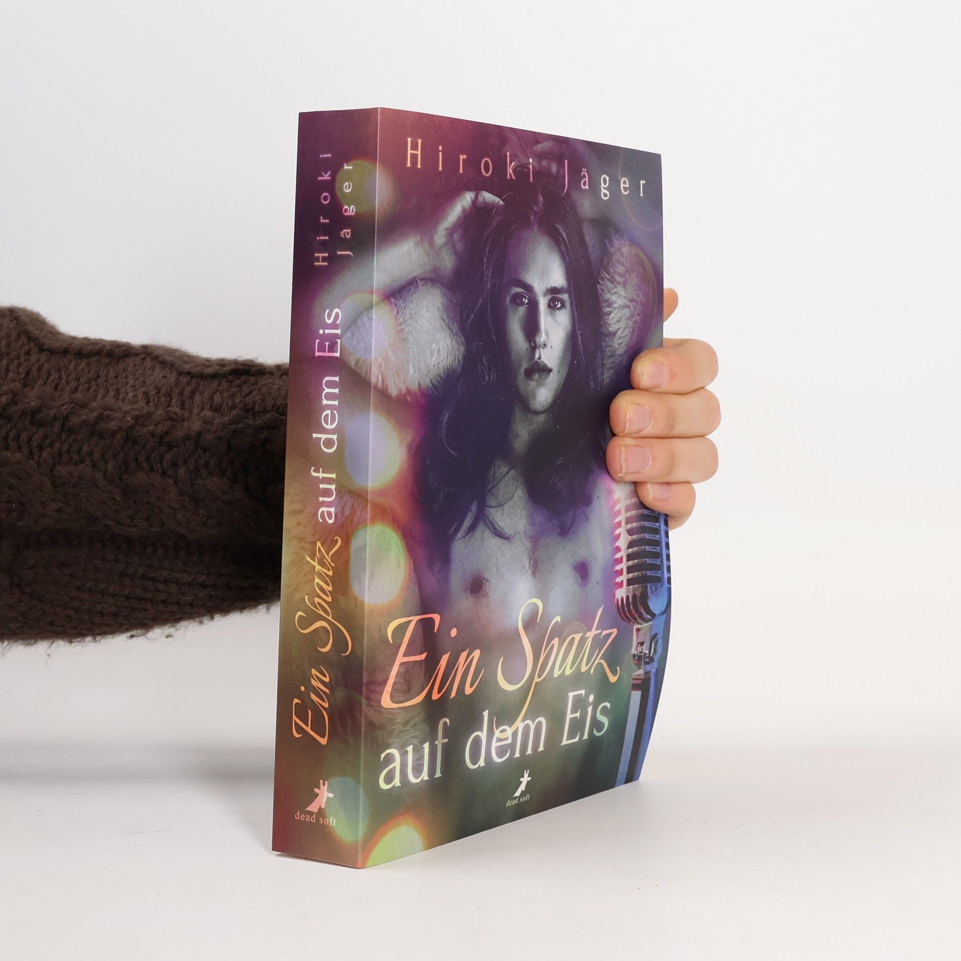 Ein Spatz auf dem Eis